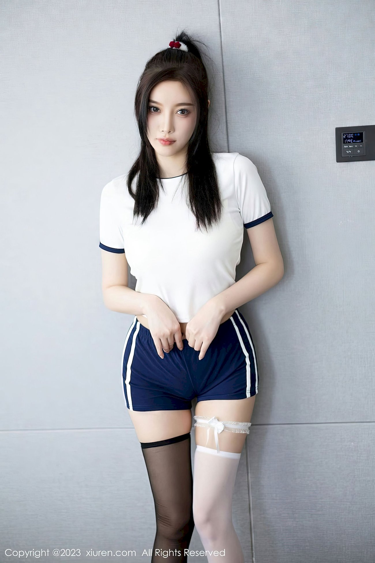 [秀人XiuRen] No.6337 杨晨晨 – 白色收身上衣+蓝色短裤性感写真-小爱·美女部落