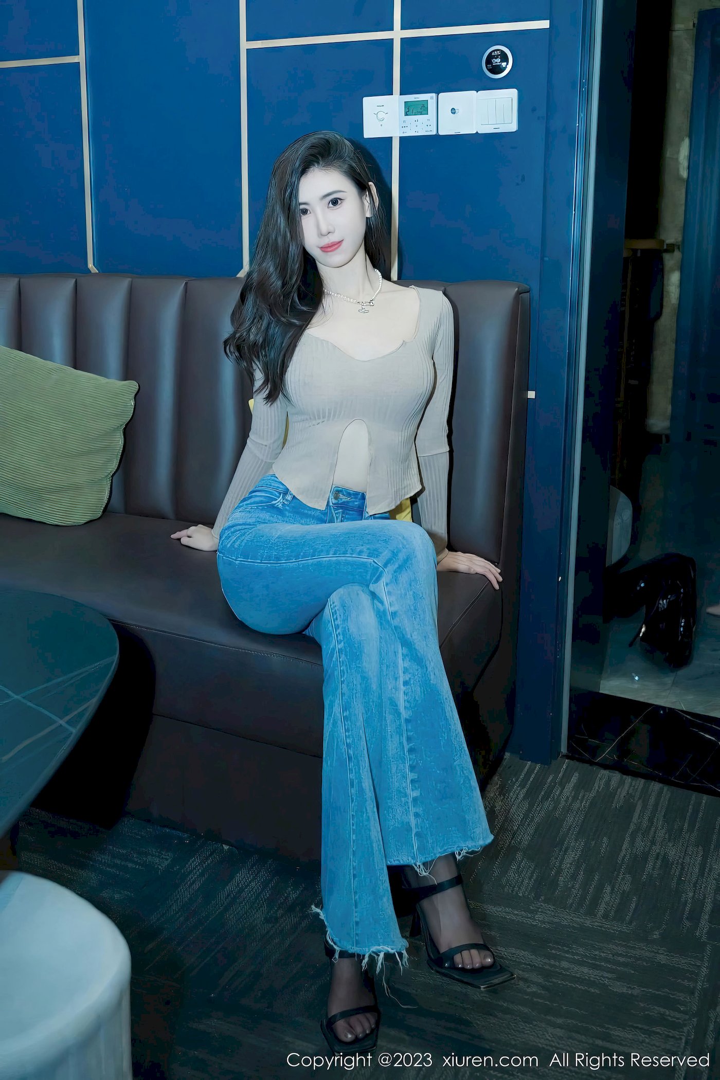 [XiuRen秀人网] No.7041 新人章芃芃 – 杏色上衣+简约牛仔裤性感写真-小爱·美女部落