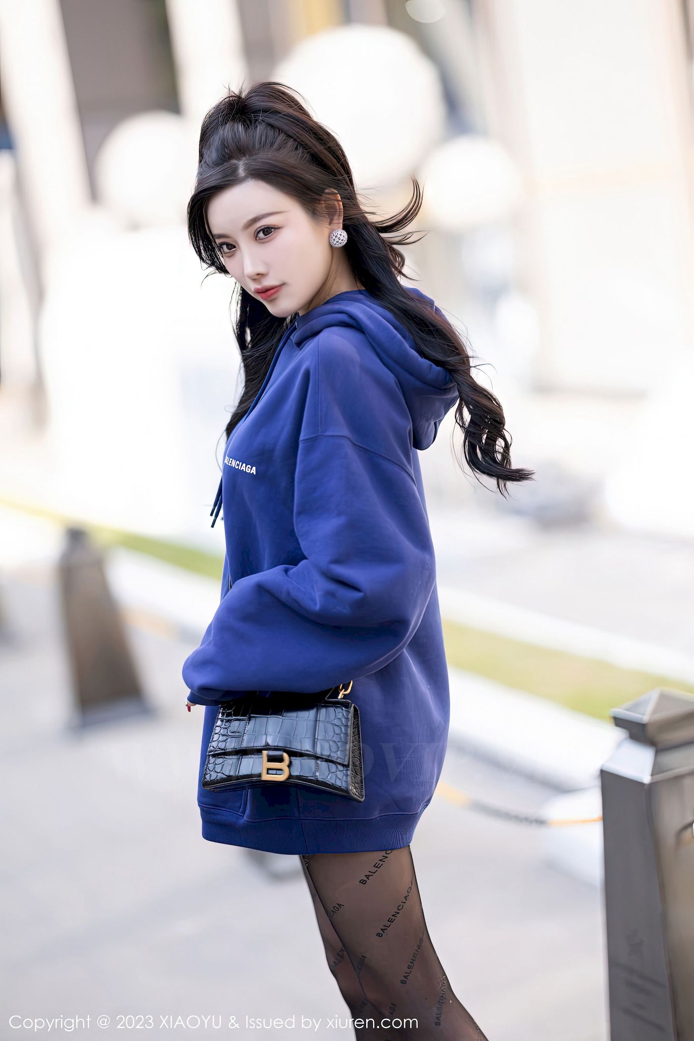 [语画界XIAOYU] Vol.946 女神杨晨晨Yome – 蓝色外套+魅惑黑丝私房写真-小爱·美女部落