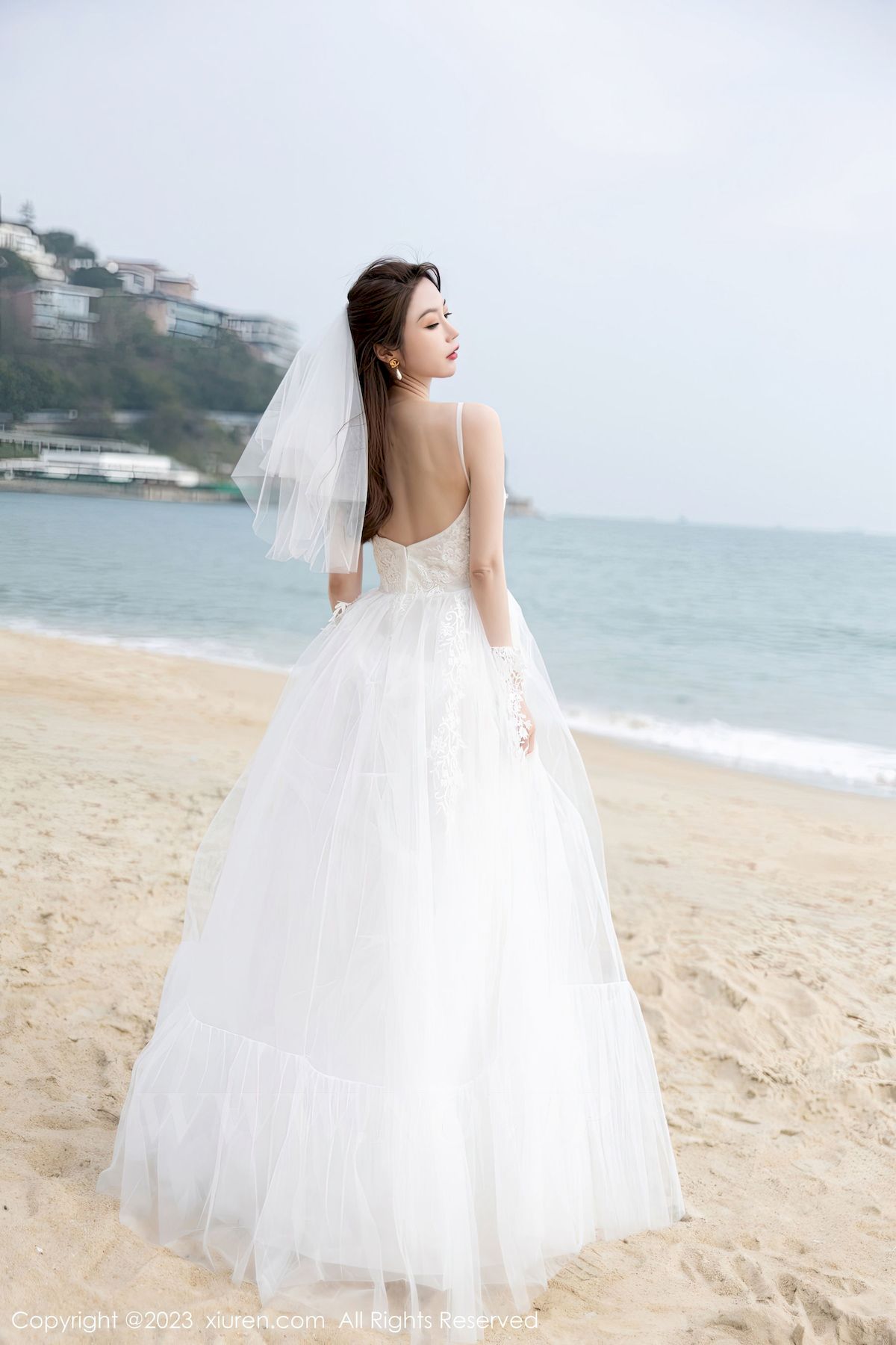 [秀人XiuRen] No.6120 模特梦心玥 – 婚纱服饰+海滩场景海南岛旅拍-小爱·美女部落