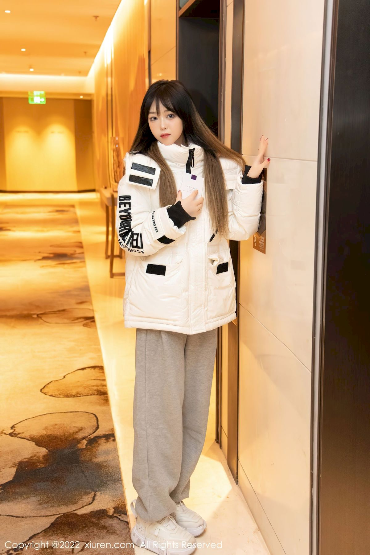 [秀人XiuRen] No.4470 模特奶瓶子 – 羽绒外套+极致美腿性感写真-小爱·美女部落