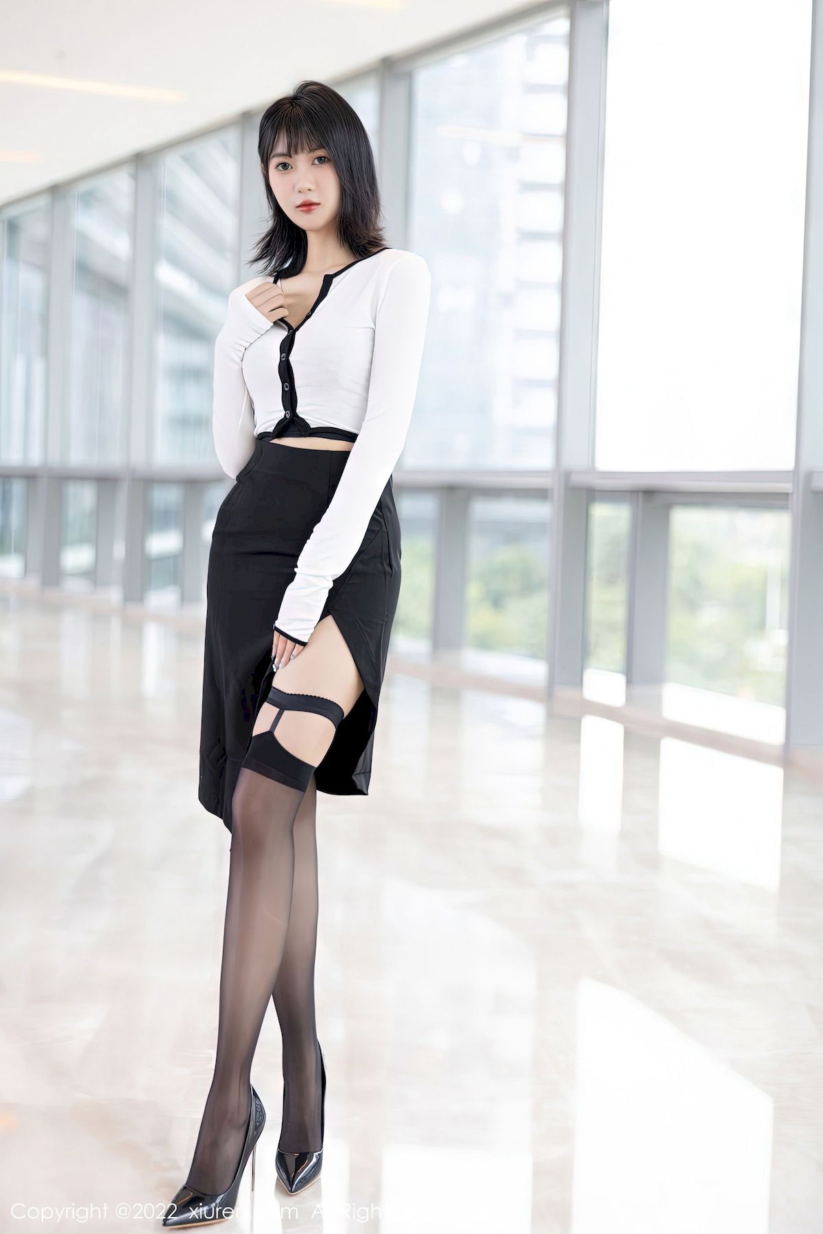 [秀人XiuRen] No.5991 模特林子遥 – 白色轻透上衣+黑色短裙性感写真-小爱·美女部落