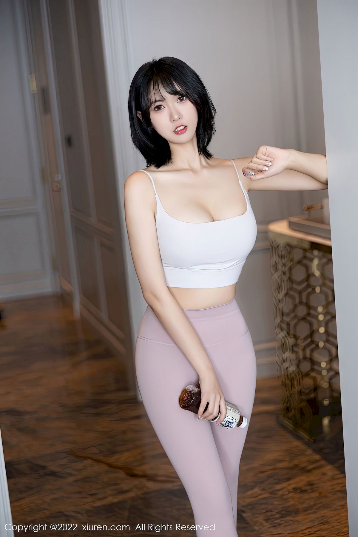 [秀人XiuRen] No.5885 模特林子遥 – 浅色瑜伽服+曼妙身姿性感写真-小爱·美女部落