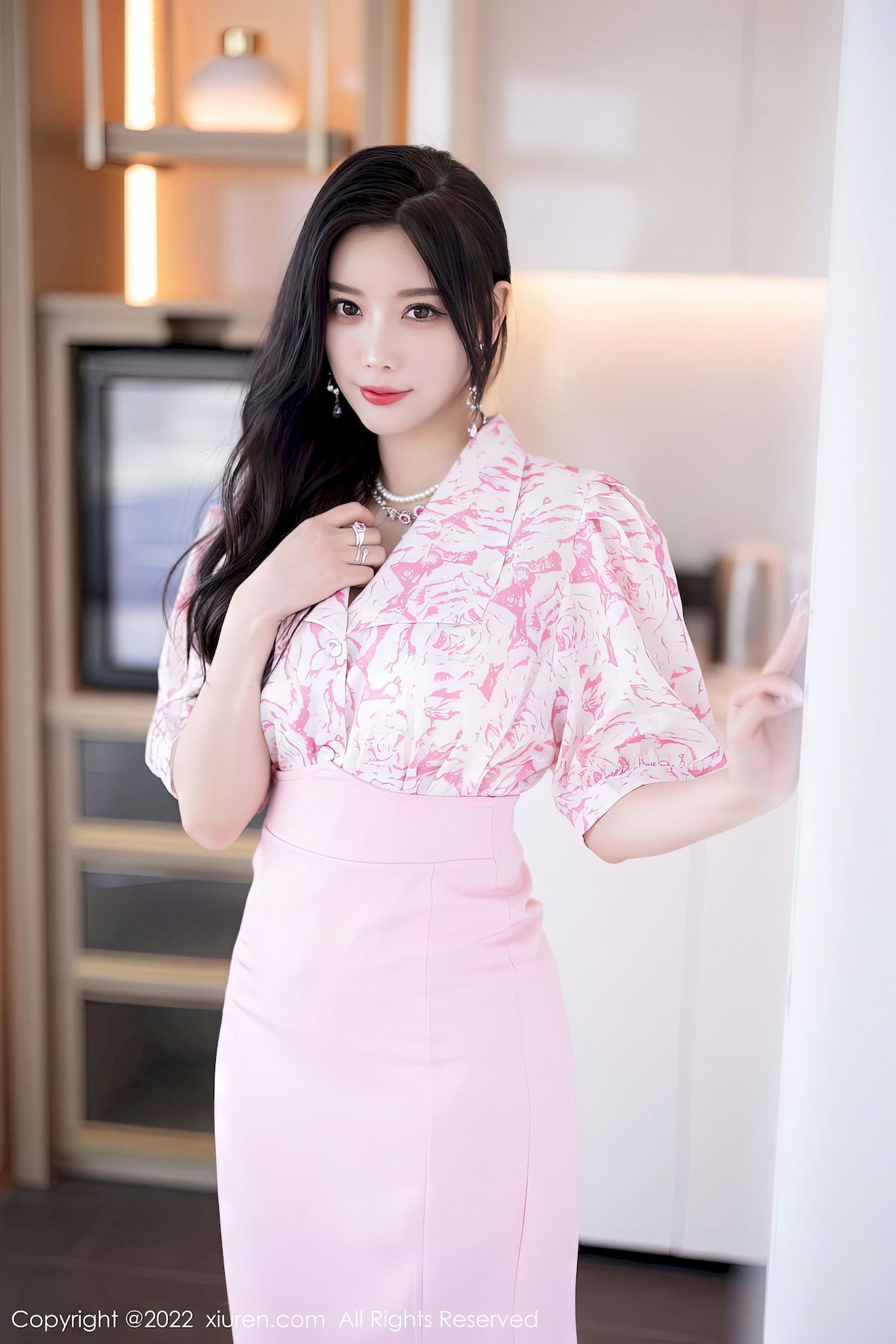 [秀人XiuRen] No.5927 女神杨晨晨Yome – 粉色服饰+原色丝袜私房写真-小爱·美女部落