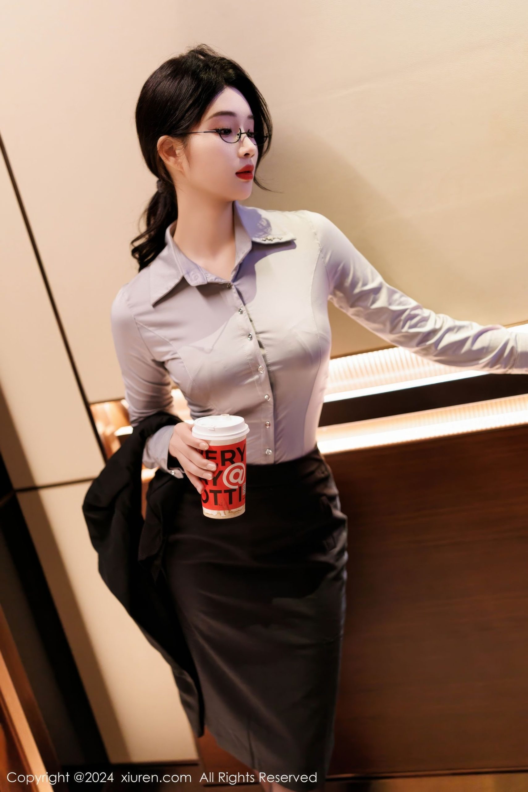 [XiuRen秀人网] No.9567 新人模特南乔 – OL服饰+黑色短裙写真-小爱·美女部落
