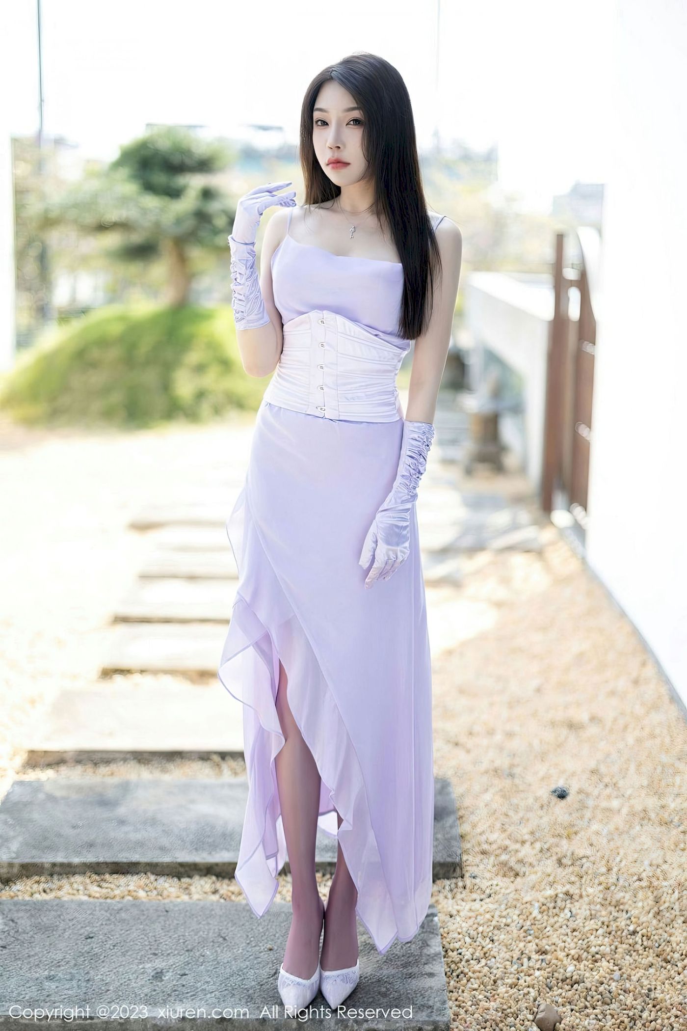 [秀人XiuRen] No.6324 徐莉芝Booty – 淡紫长裙+紫色丝袜性感写真-小爱·美女部落