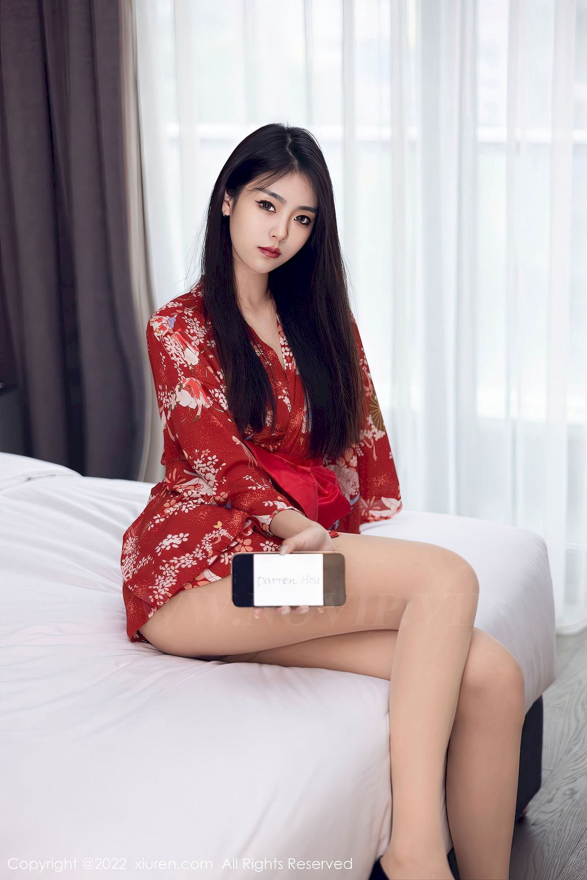 [秀人XiuRen] No.5736 模特可乐Vicky – 红色服饰+原色丝袜性感写真-小爱·美女部落