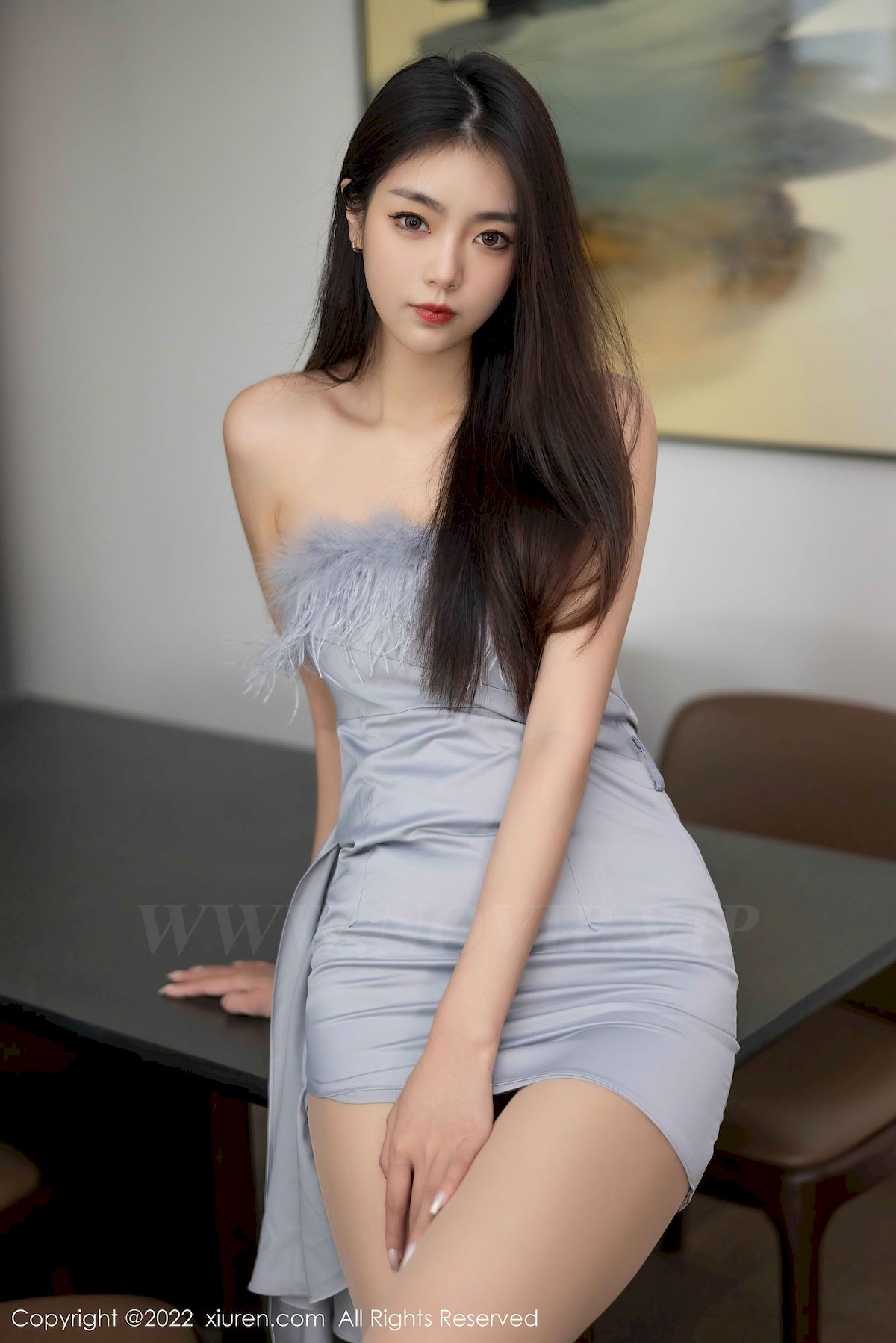 [秀人XiuRen] No.5664 模特可樂Vicky – 露肩连衣短裙+原色丝袜性感写真-小爱·美女部落