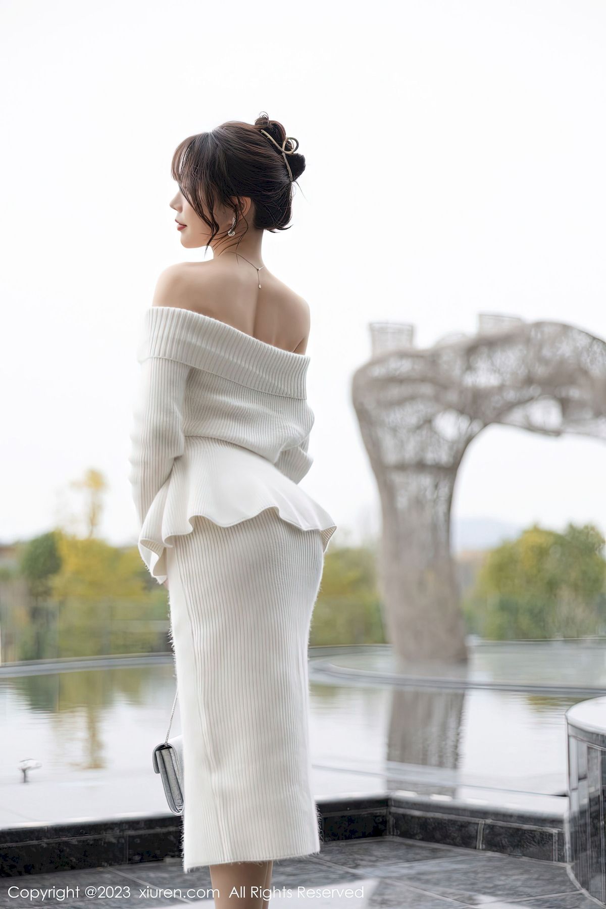[秀人XiuRen] No.6132 女神徐莉芝Booty – 露肩连衣长裙+原色丝袜性感写真-小爱·美女部落