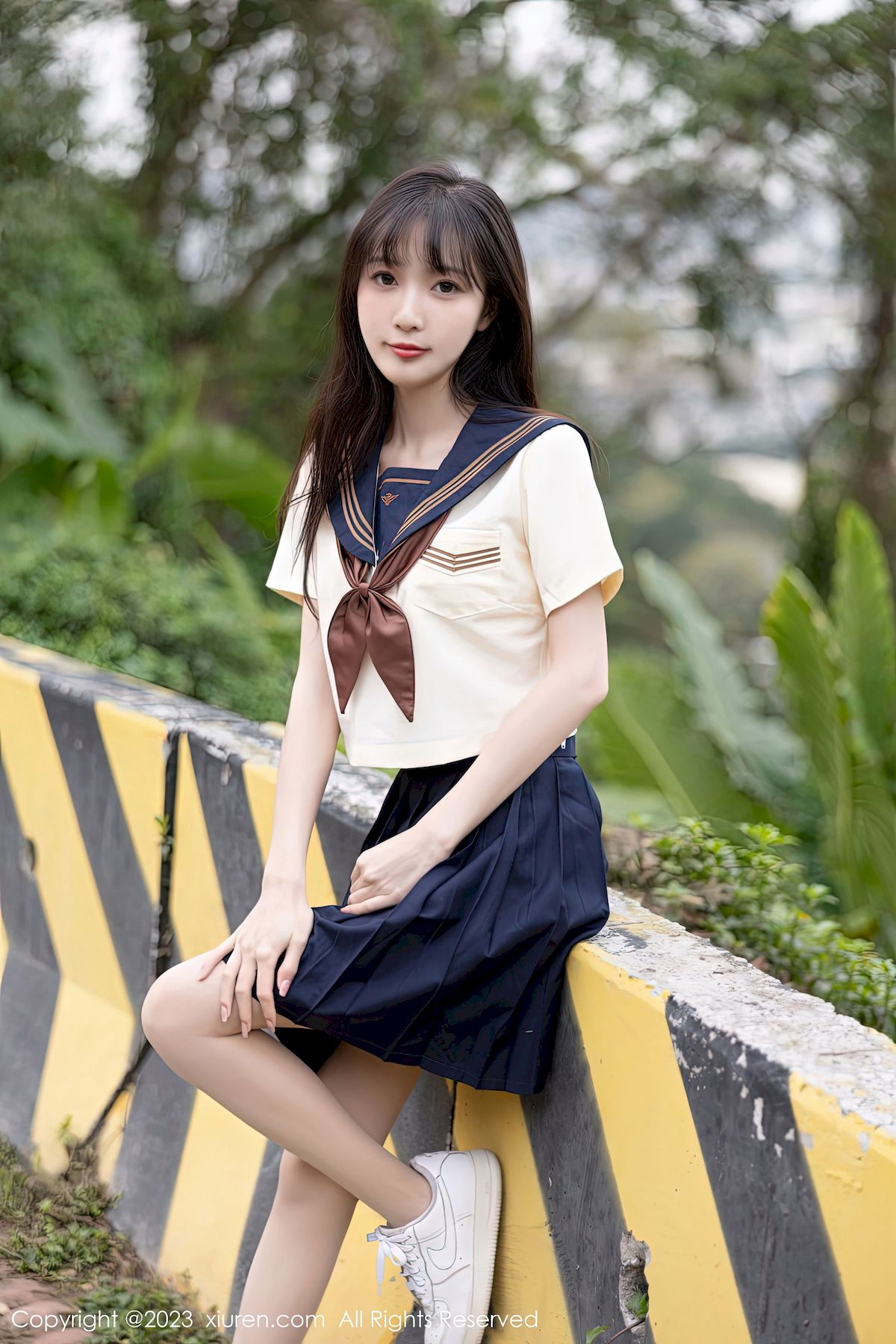 [秀人XiuRen] No.6126 模特林星阑 – 学妹制服+原色丝袜海南岛旅拍-小爱·美女部落