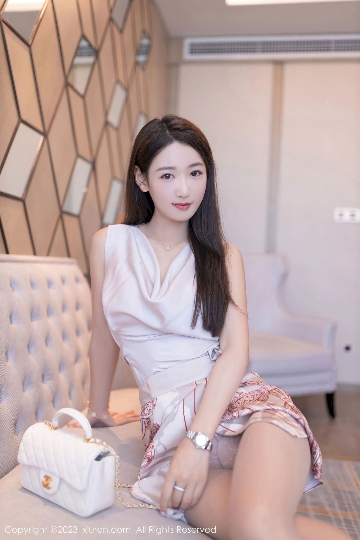 图片[23]-[秀人XiuRen] No.7264 唐安琪 – 淡粉上衣+诱人灰丝珠三角旅拍-小爱·美女部落
