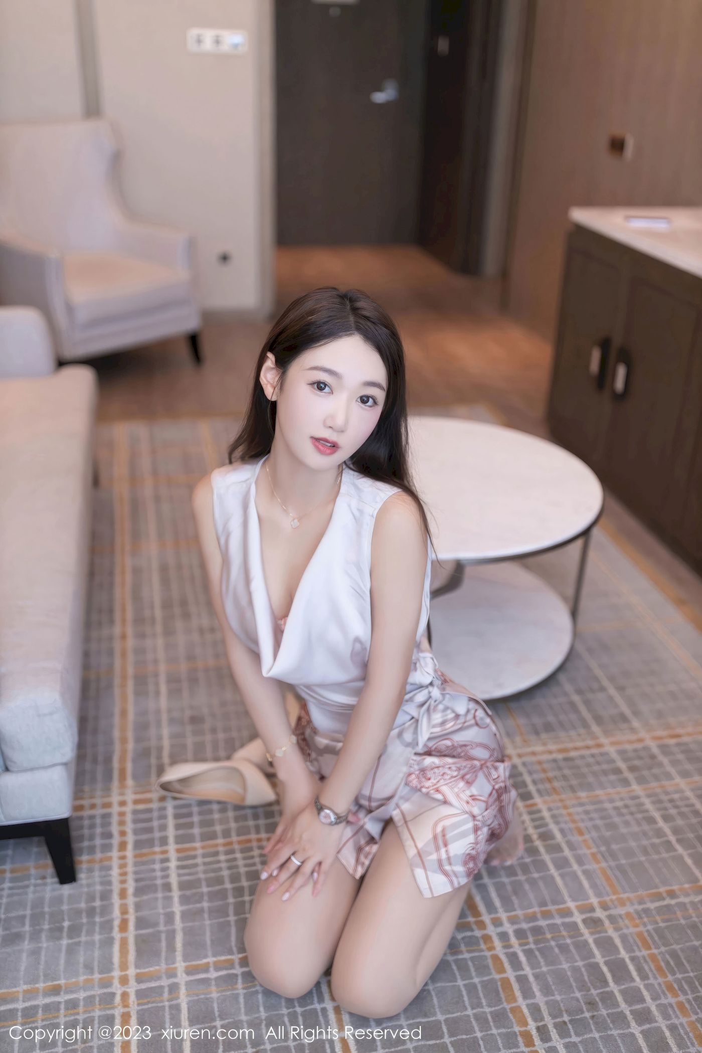 图片[35]-[秀人XiuRen] No.7264 唐安琪 – 淡粉上衣+诱人灰丝珠三角旅拍-小爱·美女部落