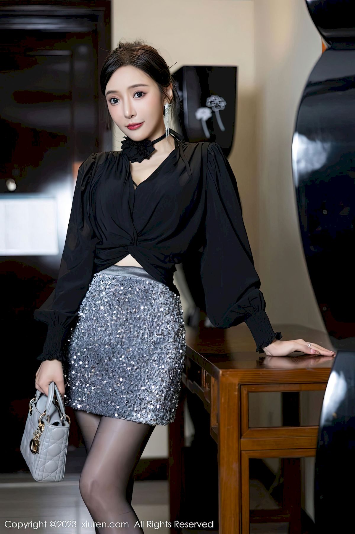 图片[7]-[秀人XiuRen] No.6215 女神王馨瑶yanni – 黑丝上衣+银灰短裙写真-小爱·美女部落