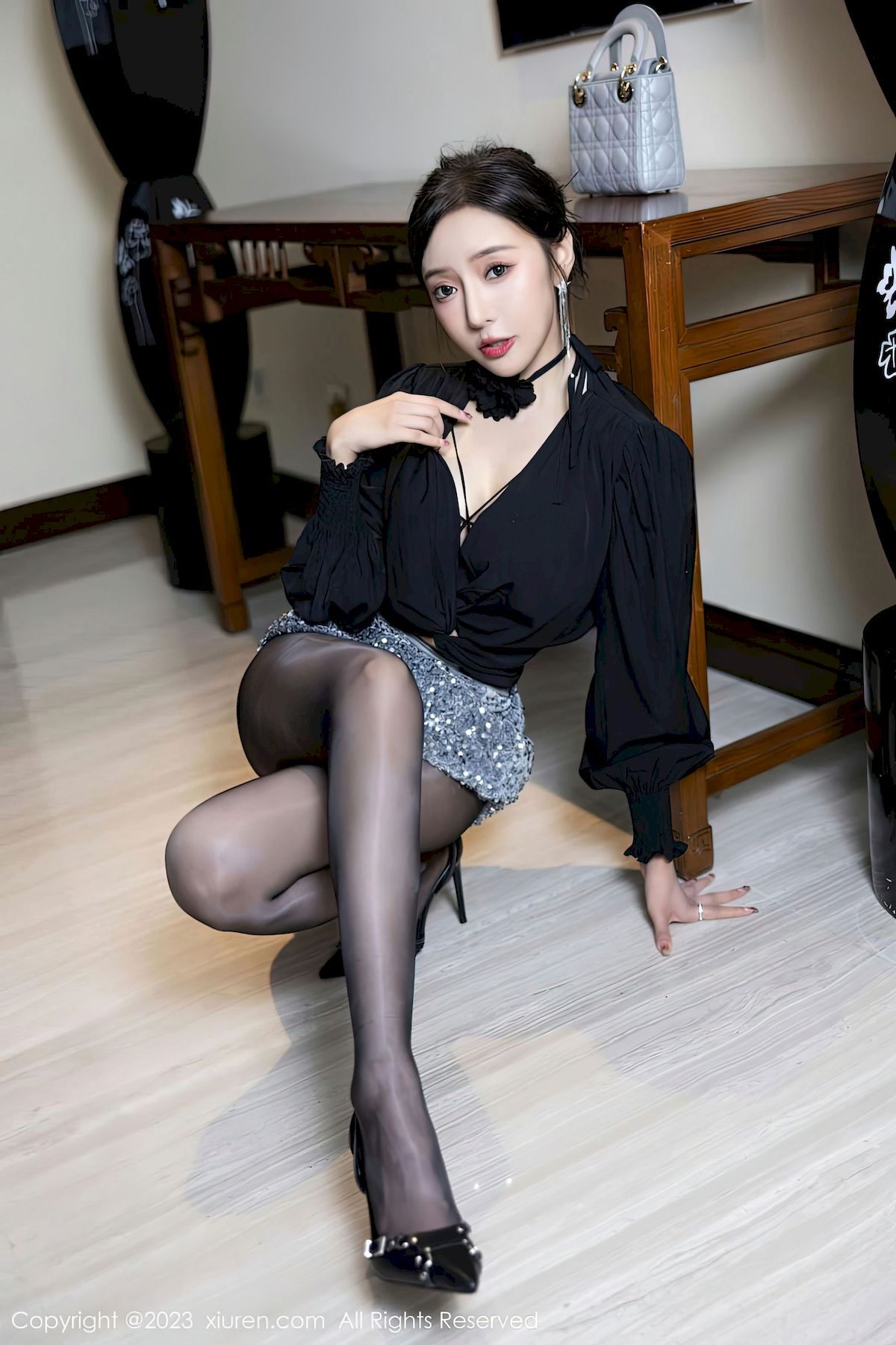 图片[14]-[秀人XiuRen] No.6215 女神王馨瑶yanni – 黑丝上衣+银灰短裙写真-小爱·美女部落