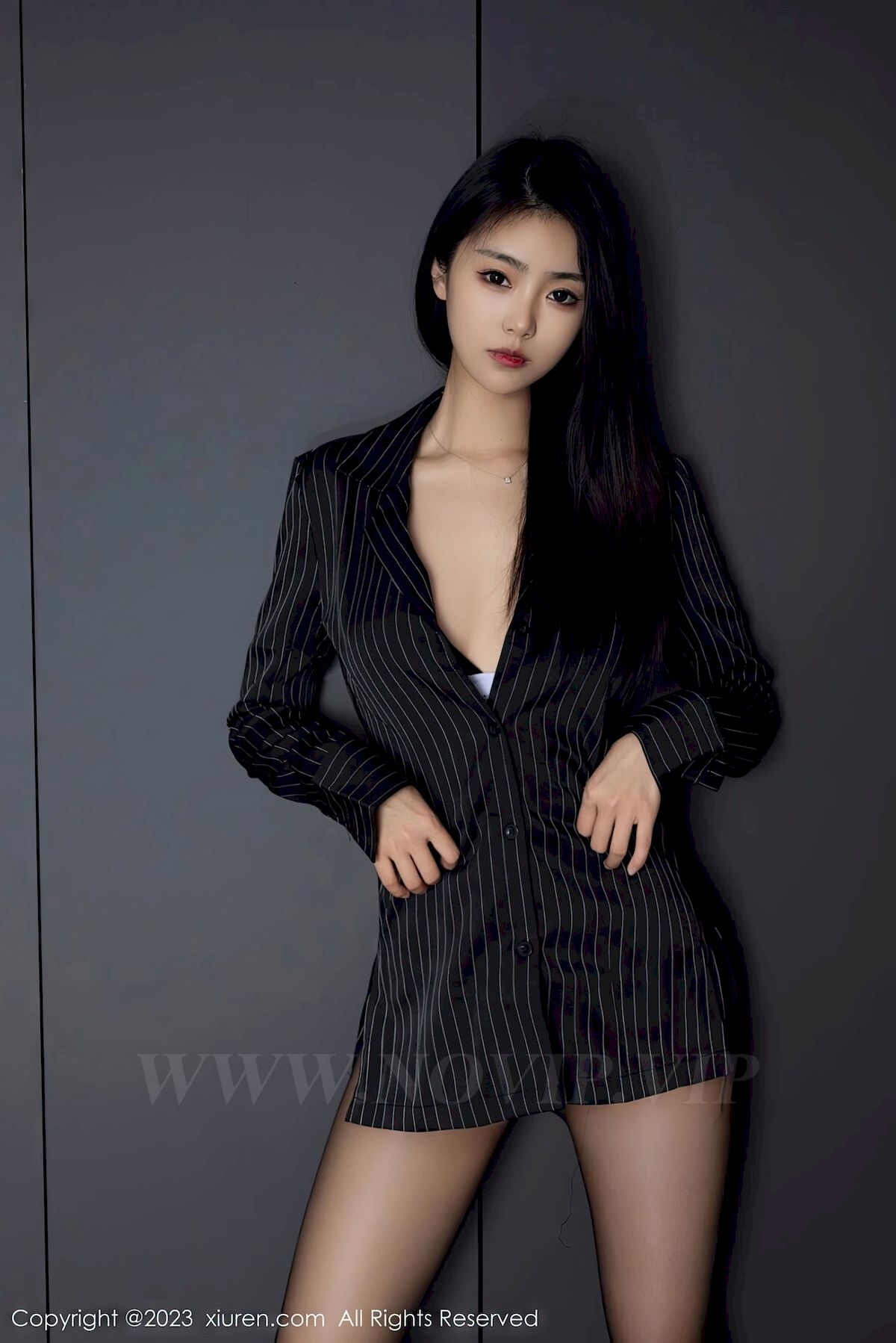 图片[4]-[秀人XiuRen] No.6677 模特可乐Vicky – 条纹上衣+魅惑黑丝性感写真-小爱·美女部落