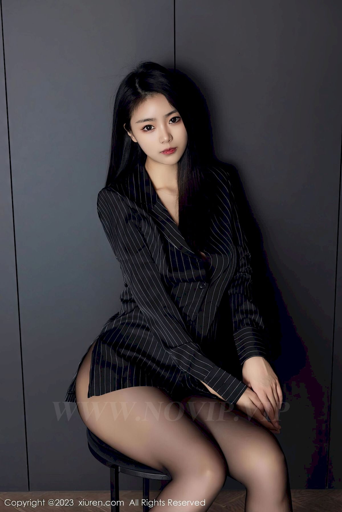 图片[6]-[秀人XiuRen] No.6677 模特可乐Vicky – 条纹上衣+魅惑黑丝性感写真-小爱·美女部落