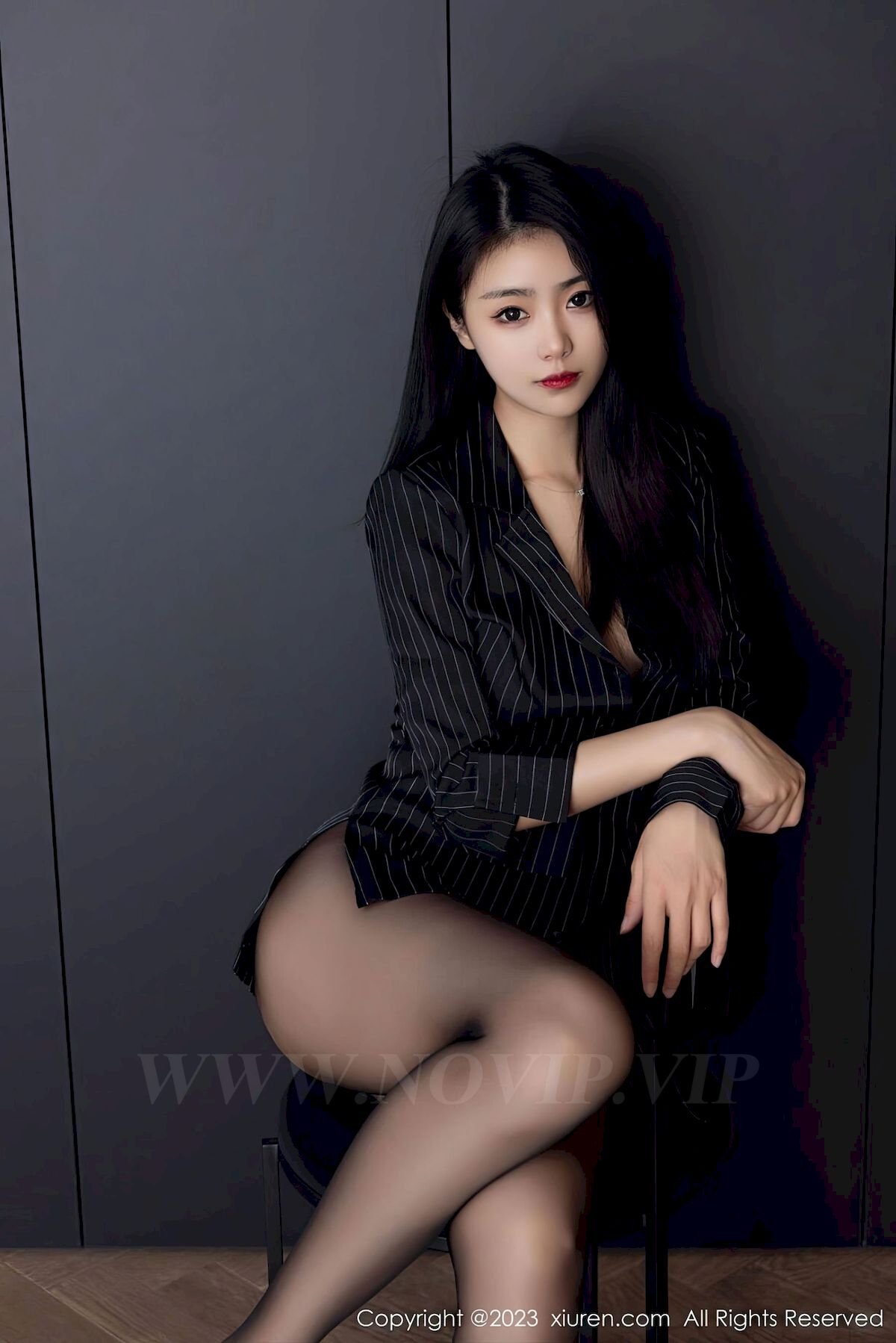 图片[15]-[秀人XiuRen] No.6677 模特可乐Vicky – 条纹上衣+魅惑黑丝性感写真-小爱·美女部落