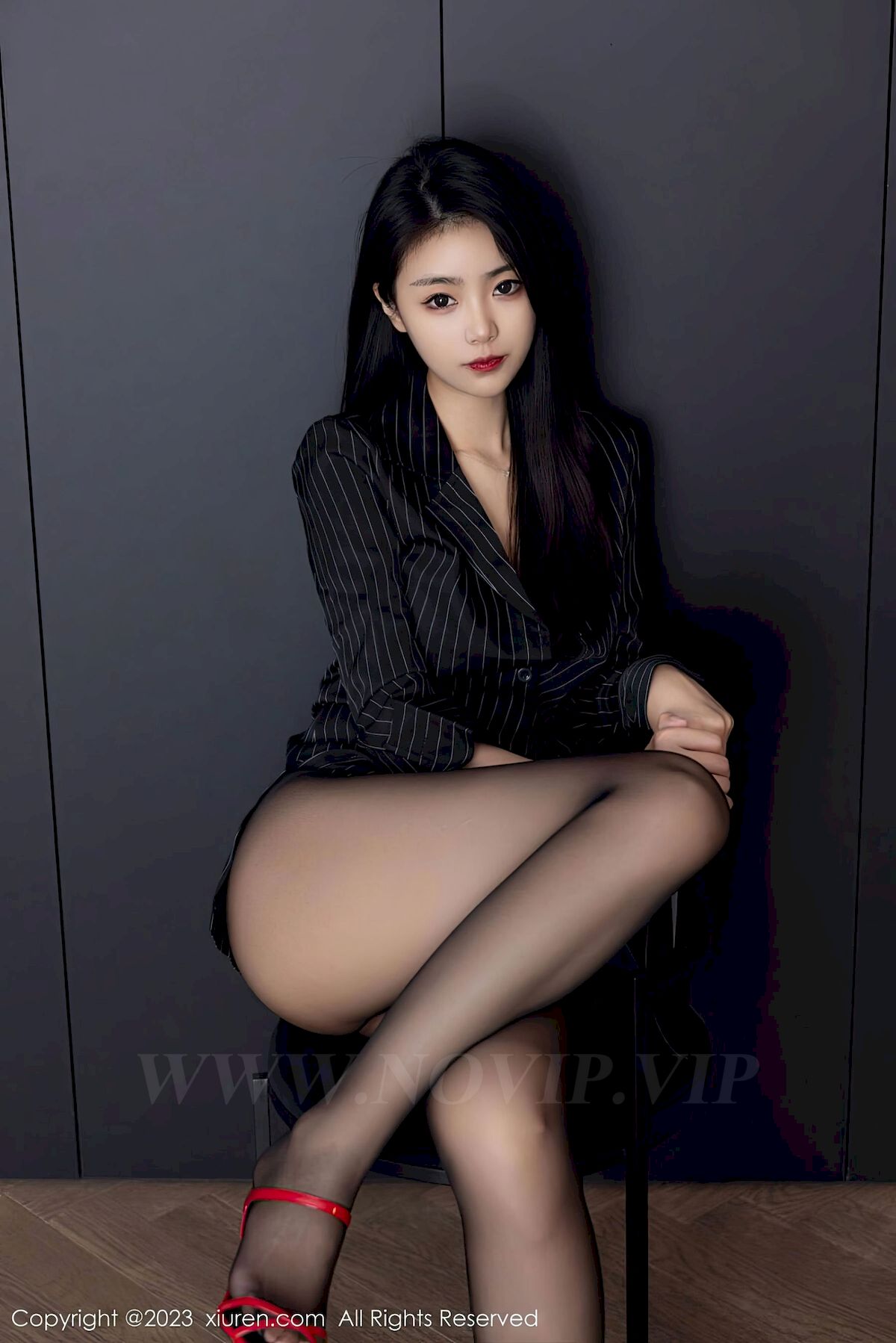 图片[22]-[秀人XiuRen] No.6677 模特可乐Vicky – 条纹上衣+魅惑黑丝性感写真-小爱·美女部落