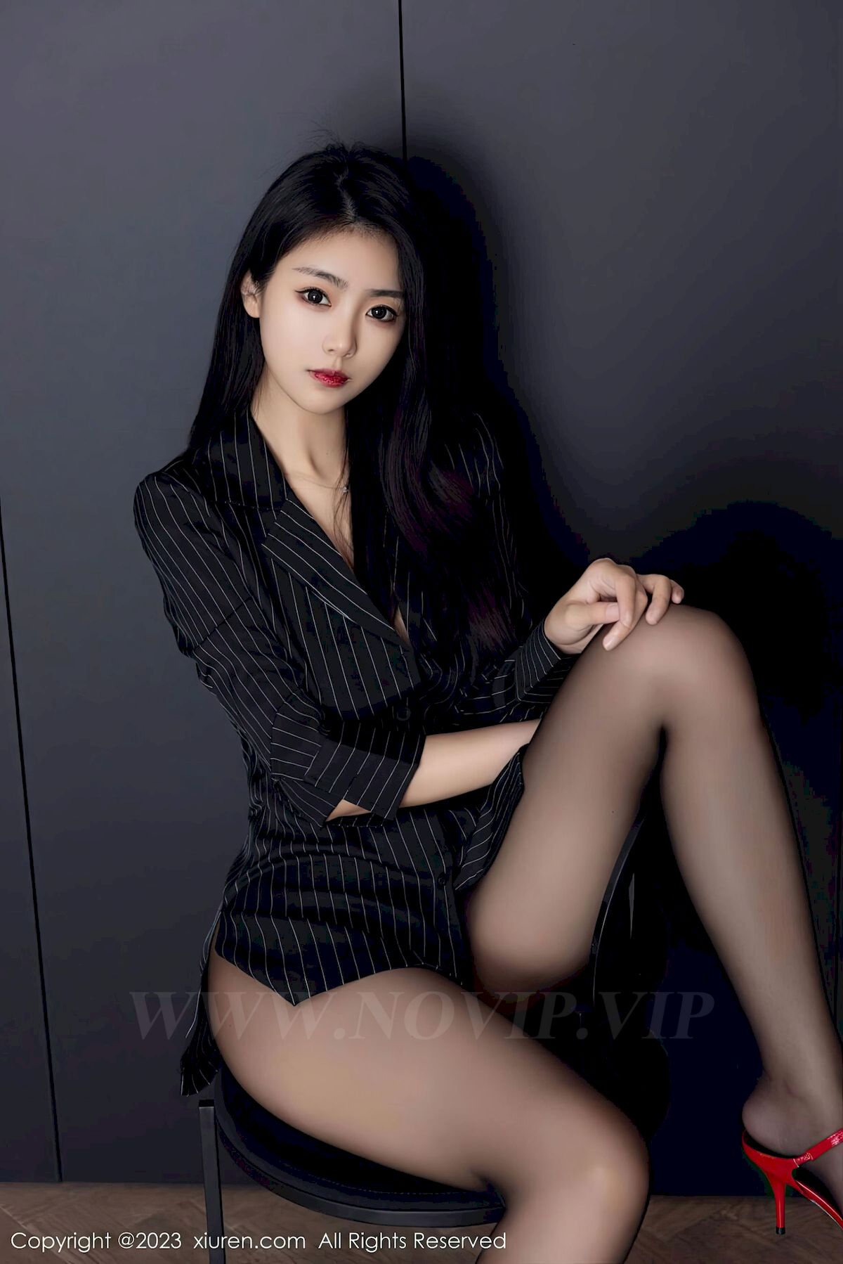 图片[25]-[秀人XiuRen] No.6677 模特可乐Vicky – 条纹上衣+魅惑黑丝性感写真-小爱·美女部落