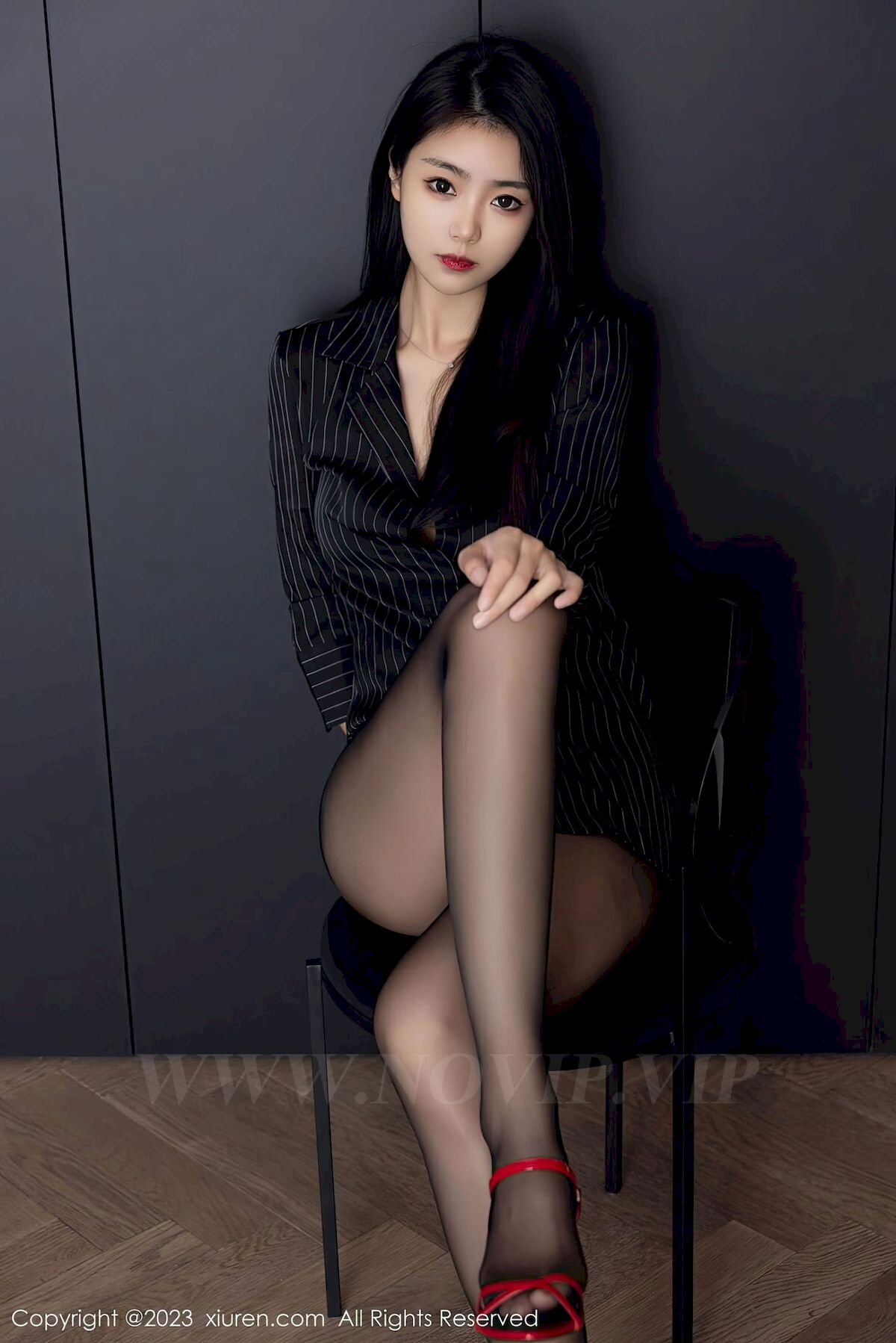 图片[23]-[秀人XiuRen] No.6677 模特可乐Vicky – 条纹上衣+魅惑黑丝性感写真-小爱·美女部落