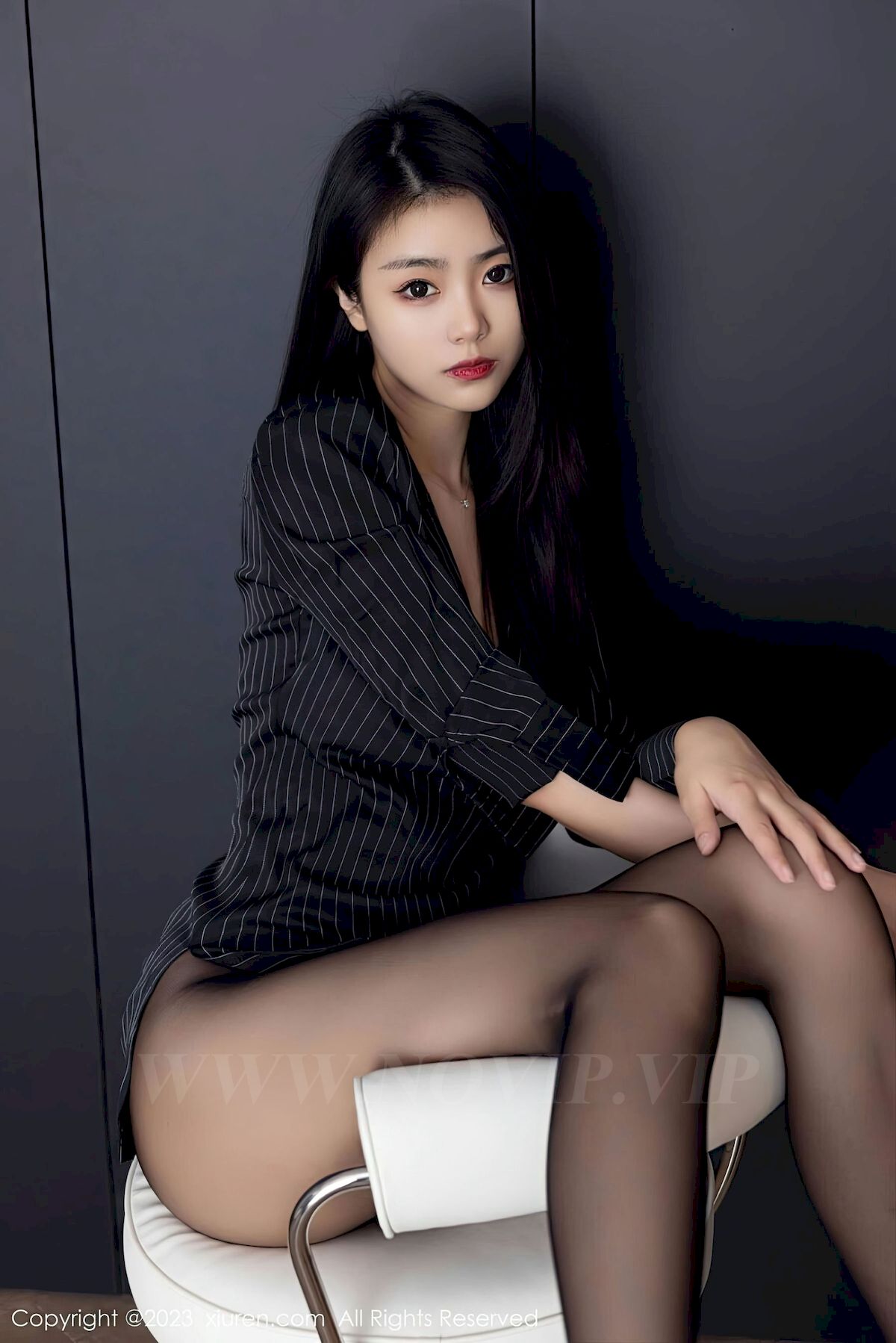 图片[34]-[秀人XiuRen] No.6677 模特可乐Vicky – 条纹上衣+魅惑黑丝性感写真-小爱·美女部落