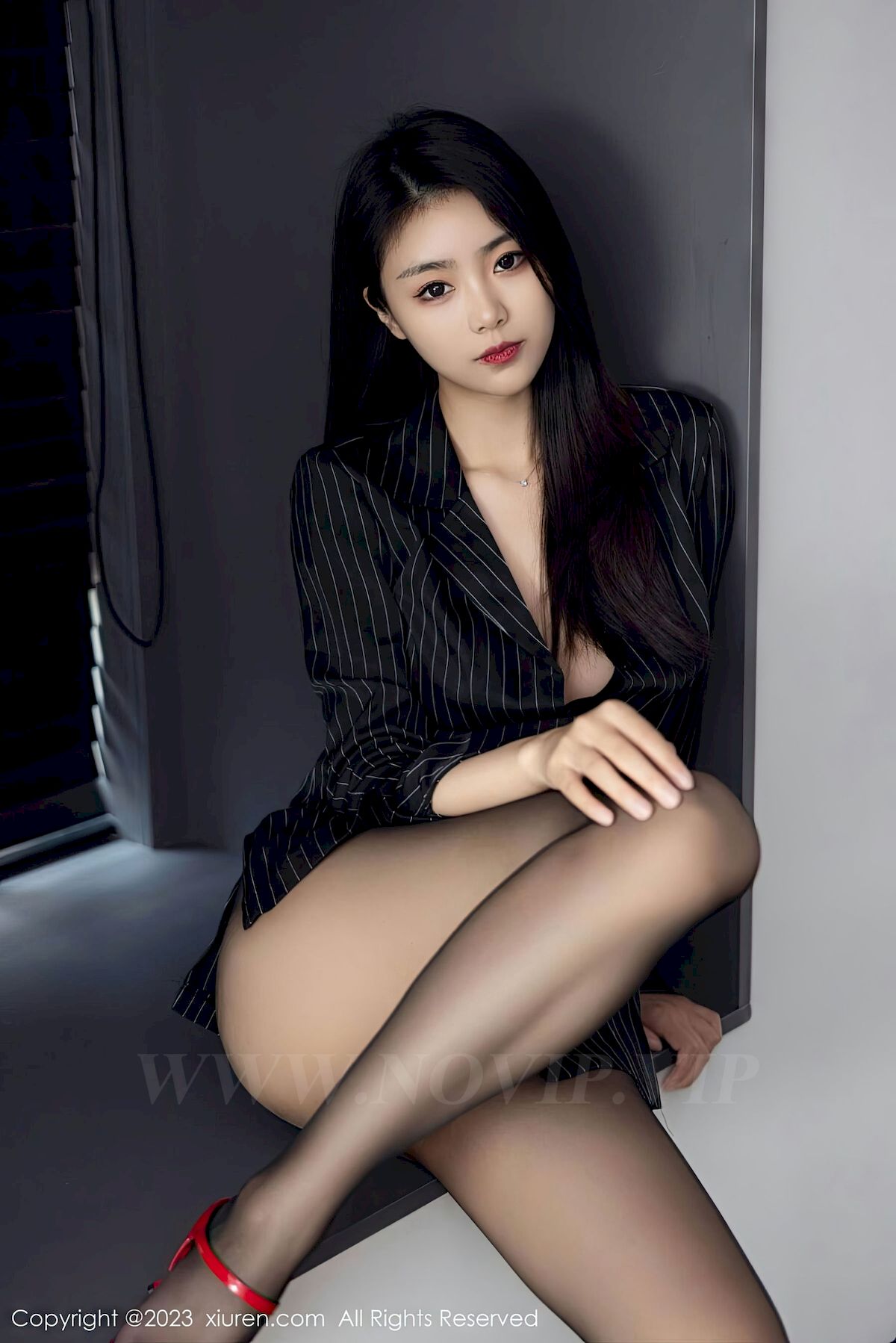 图片[46]-[秀人XiuRen] No.6677 模特可乐Vicky – 条纹上衣+魅惑黑丝性感写真-小爱·美女部落