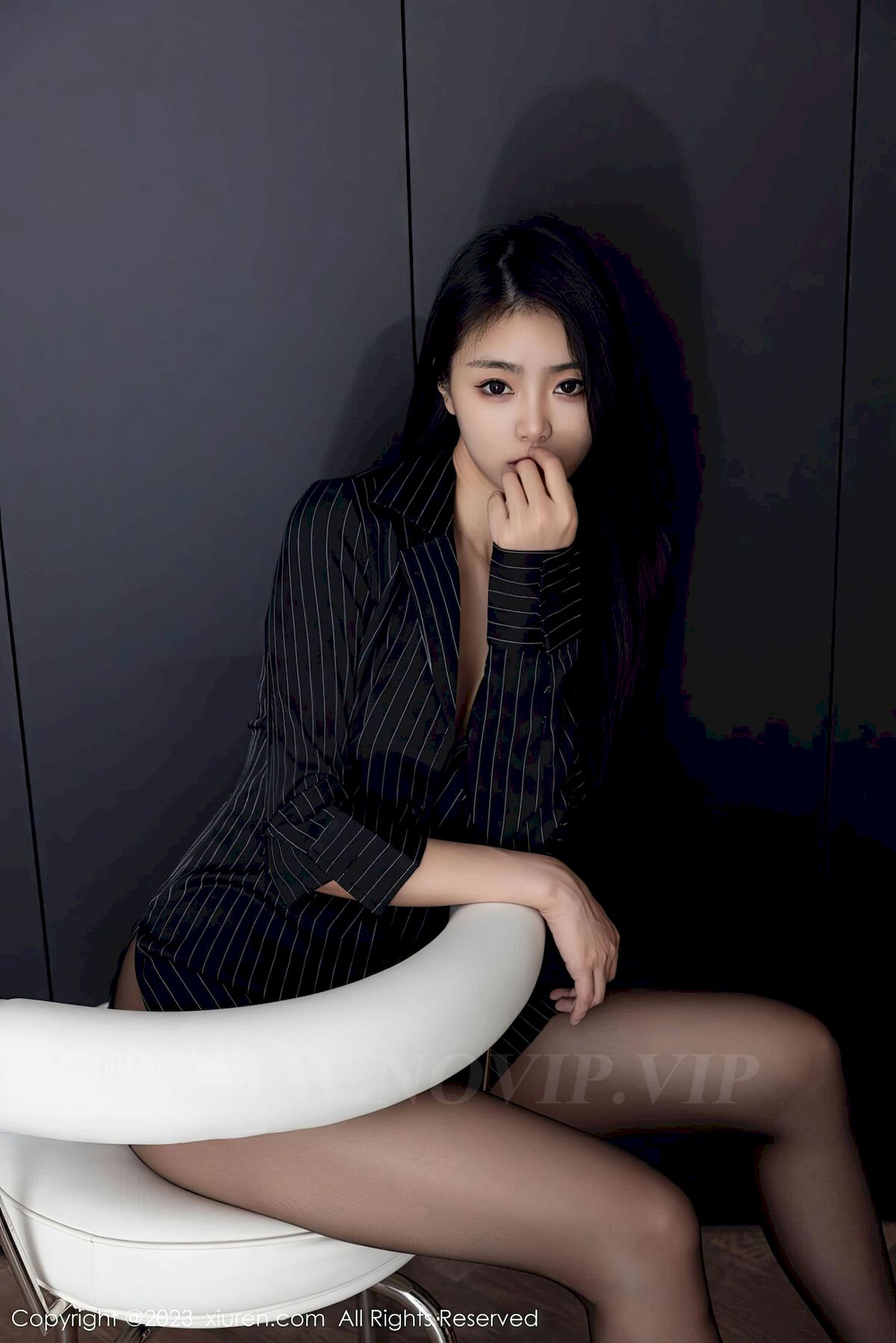 图片[41]-[秀人XiuRen] No.6677 模特可乐Vicky – 条纹上衣+魅惑黑丝性感写真-小爱·美女部落