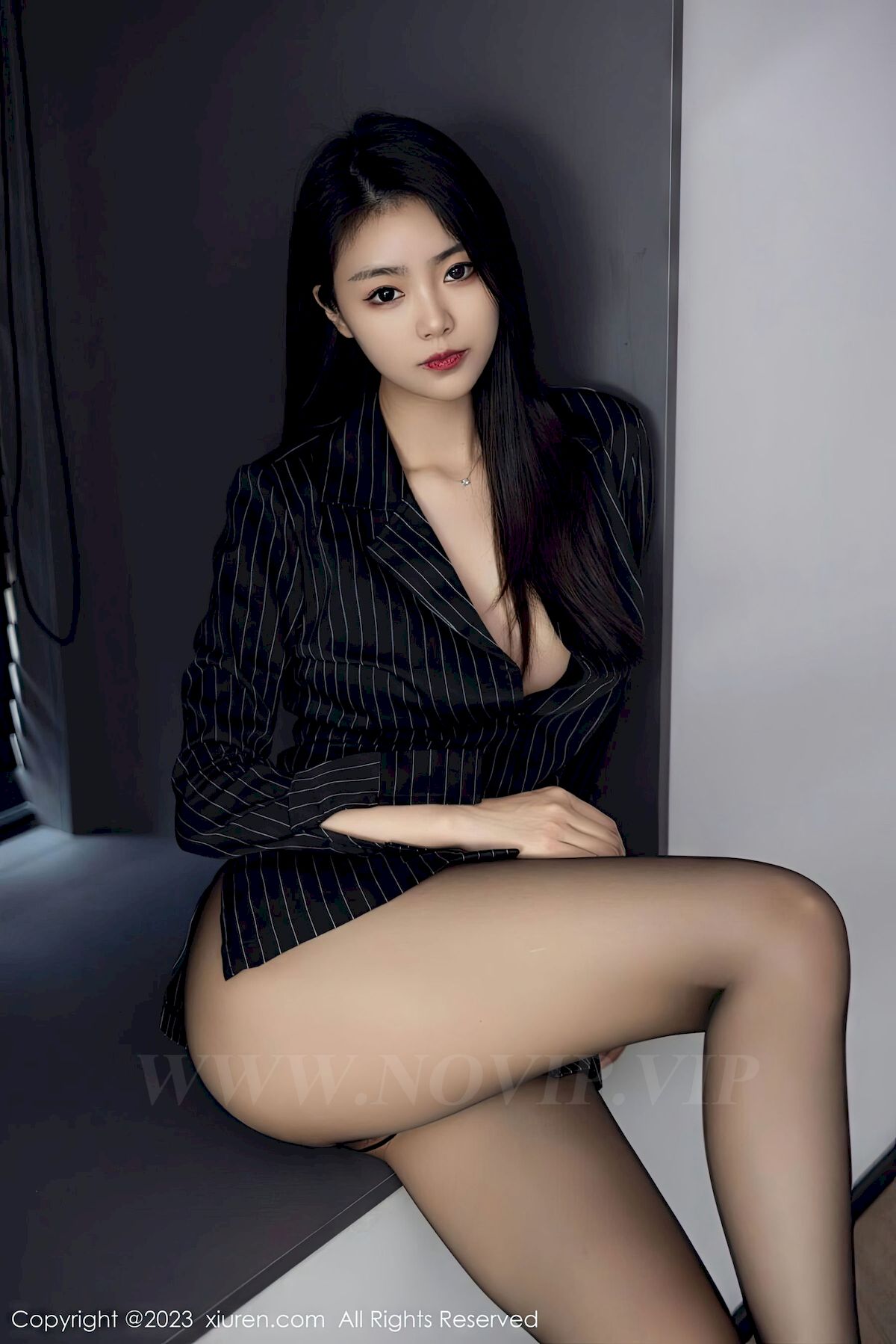 图片[43]-[秀人XiuRen] No.6677 模特可乐Vicky – 条纹上衣+魅惑黑丝性感写真-小爱·美女部落