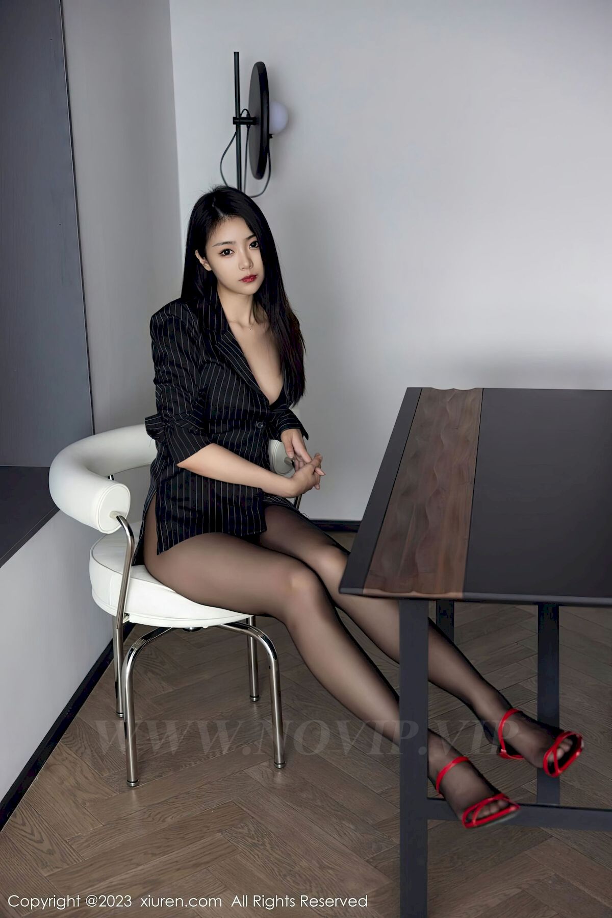 图片[48]-[秀人XiuRen] No.6677 模特可乐Vicky – 条纹上衣+魅惑黑丝性感写真-小爱·美女部落