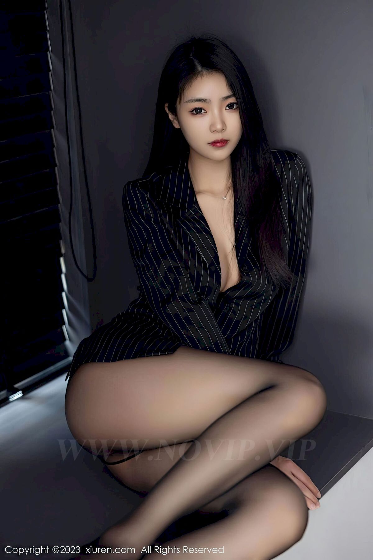 图片[51]-[秀人XiuRen] No.6677 模特可乐Vicky – 条纹上衣+魅惑黑丝性感写真-小爱·美女部落