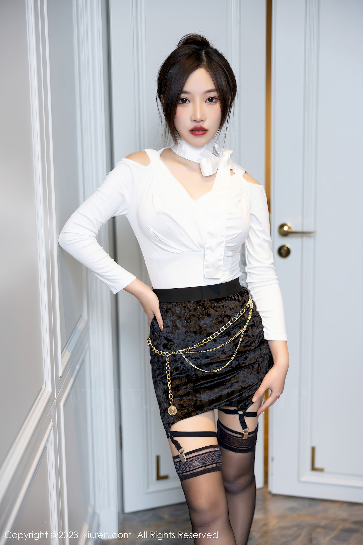 秀人网新人模特可可Cheese白色上衣搭配黑色短裙首套写真 – 美女 –-小爱·美女部落