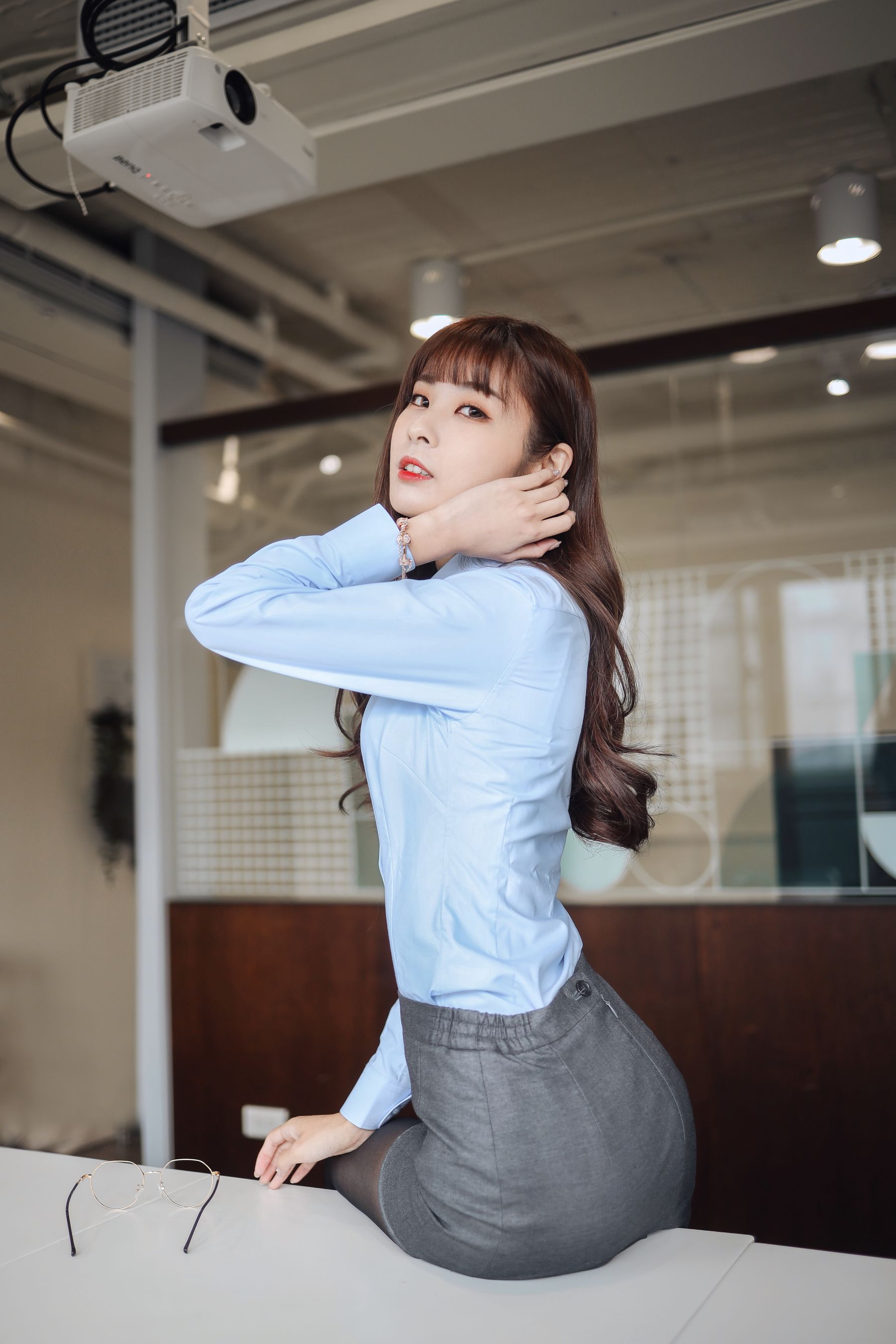 阳光美女泥泥汝黑丝美腿搭配职场OL白领主题写真 – 美女 –-小爱·美女部落