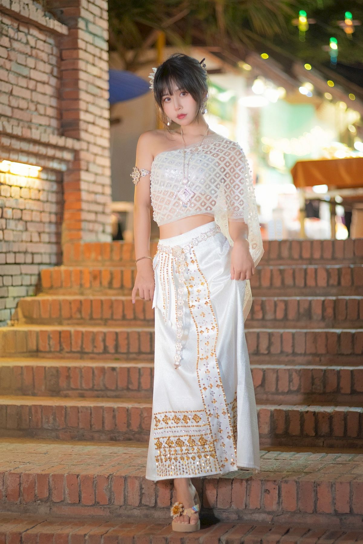 阳光美少女萌芽儿o0西双版纳傣族服饰户外甜美写真-御萝部落-小爱·美女部落
