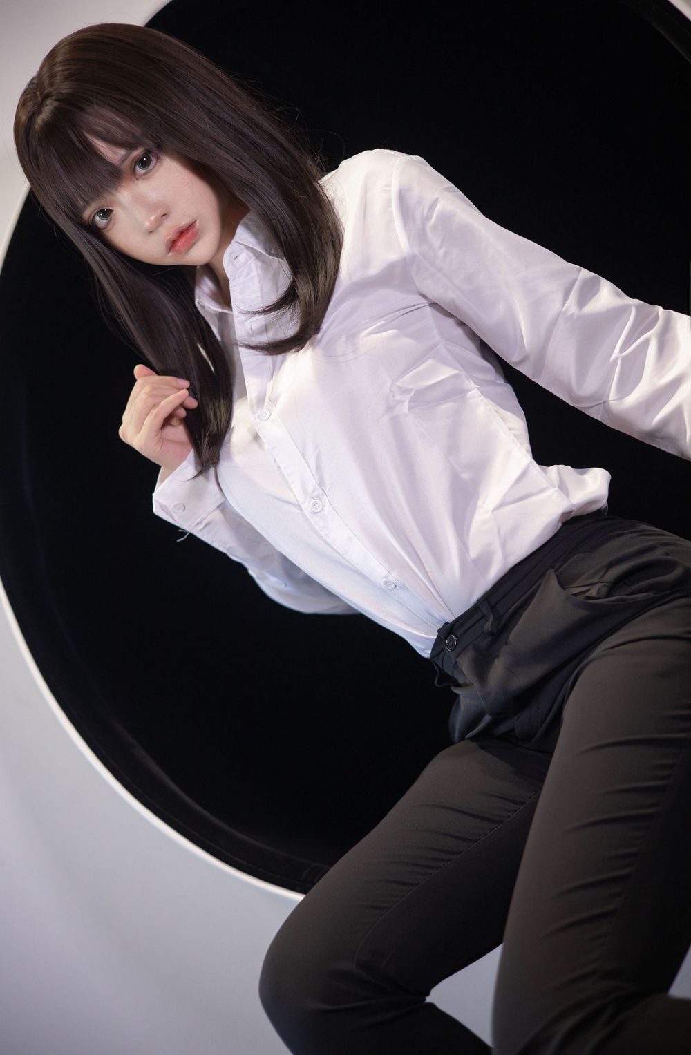 网络美女疯猫ss白衬衫丝袜美腿配长裤职场OL装扮性感写真-御萝部落-小爱·美女部落