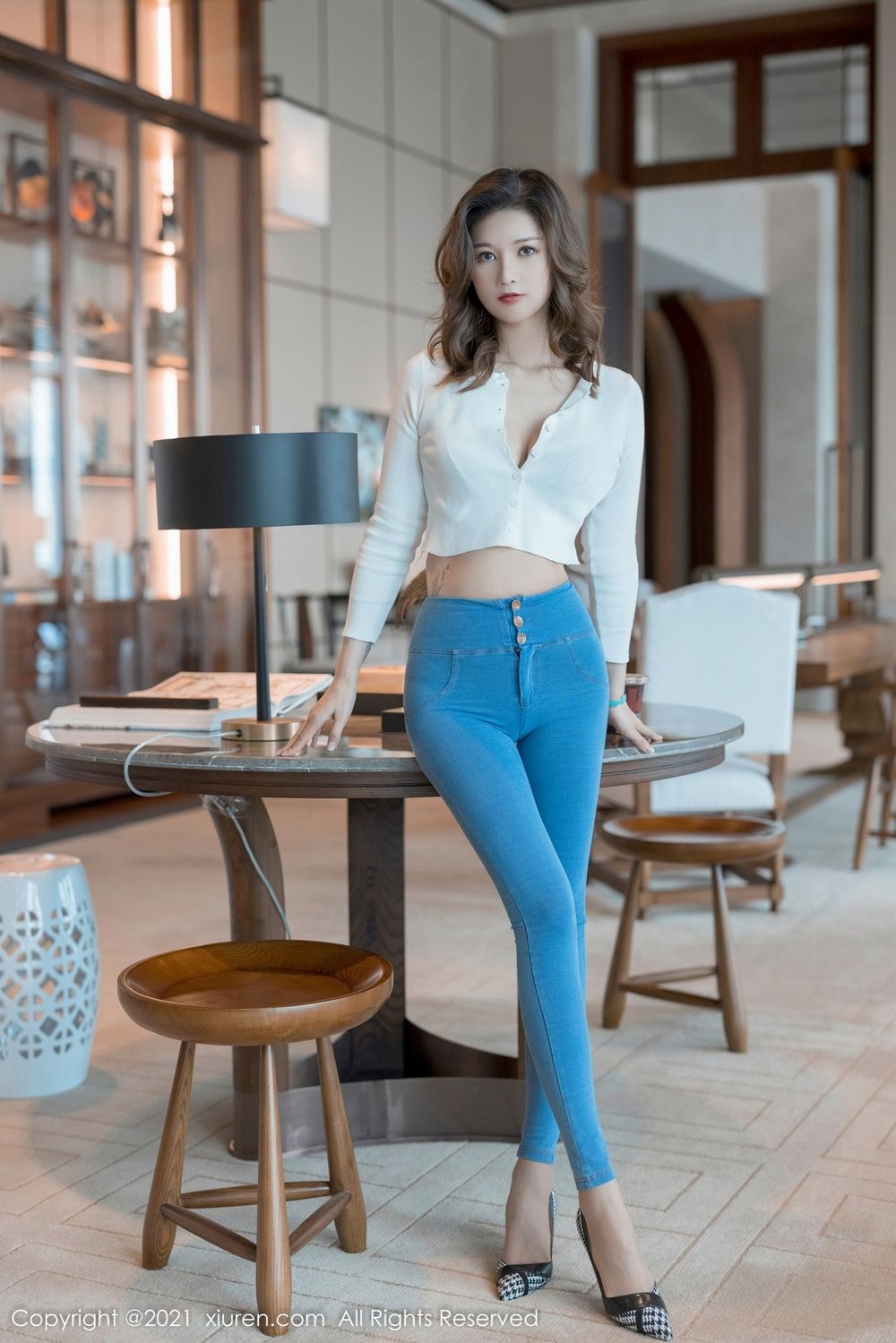 秀人网美女模特文芮jeninfer白色深V上衣紧身牛仔裤性感写真-御萝部落-小爱·美女部落