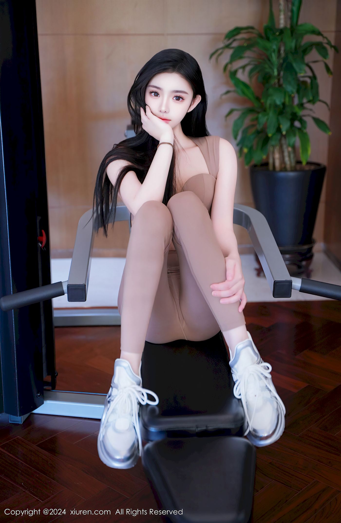 秀人网新人模特龙雪儿棕红色瑜伽紧身服饰性感写真-御萝部落-小爱·美女部落