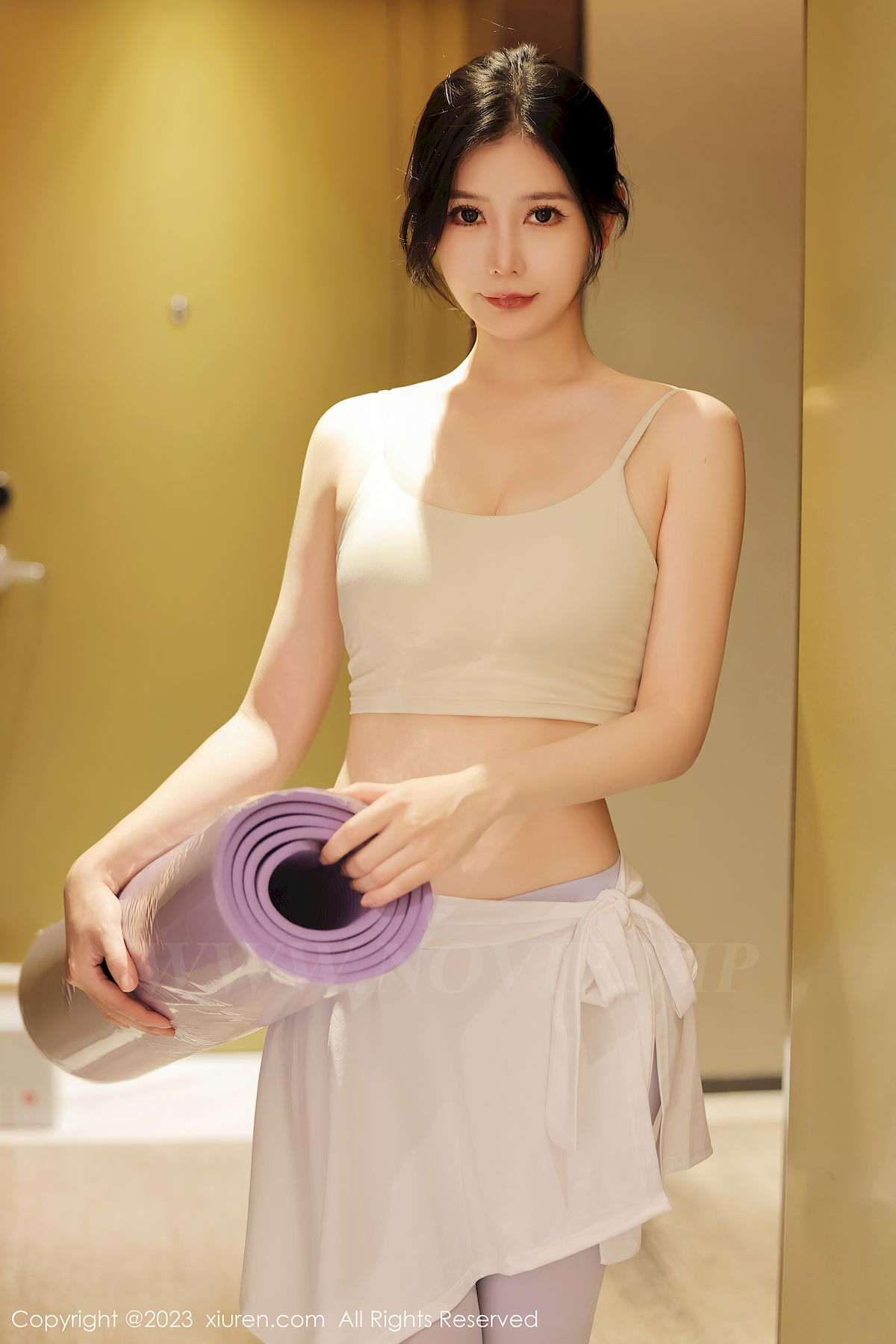 秀人网美女模特尹甜甜浅色运动服饰洁白肤色广州旅拍-御萝部落-小爱·美女部落