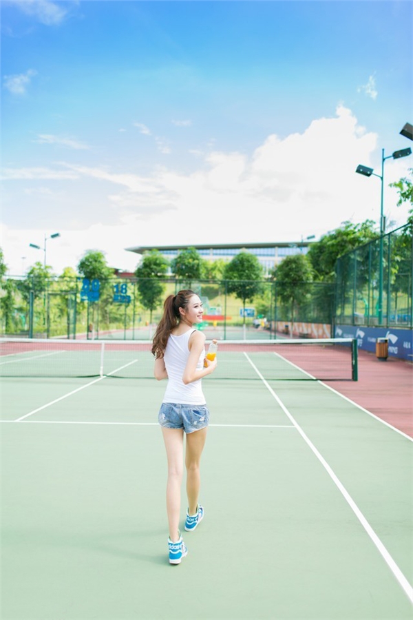 清纯美女校花球场气质写真 美丽的风景线-御萝部落-小爱·美女部落