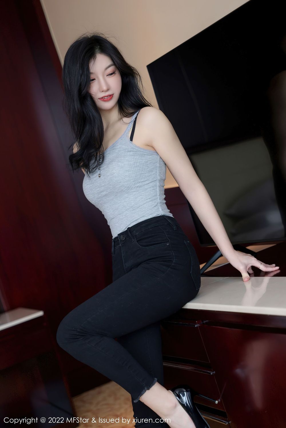 模范学院美女模特人间荒糖浅灰色上衣搭配黑色牛仔裤写真-御萝部落-小爱·美女部落