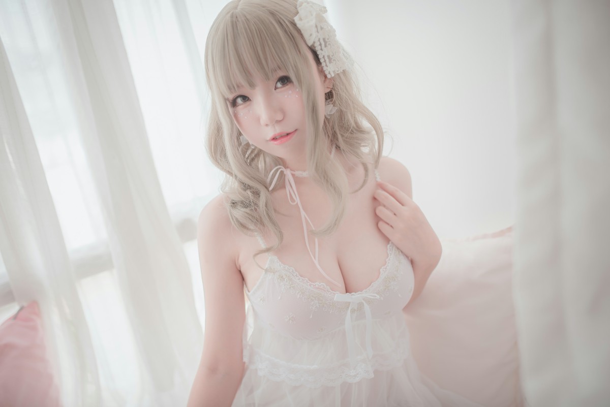 性感人气COSER Yoko宅夏Cos – 白色丝质连衣裙 – COSPLAY-小爱·美女部落