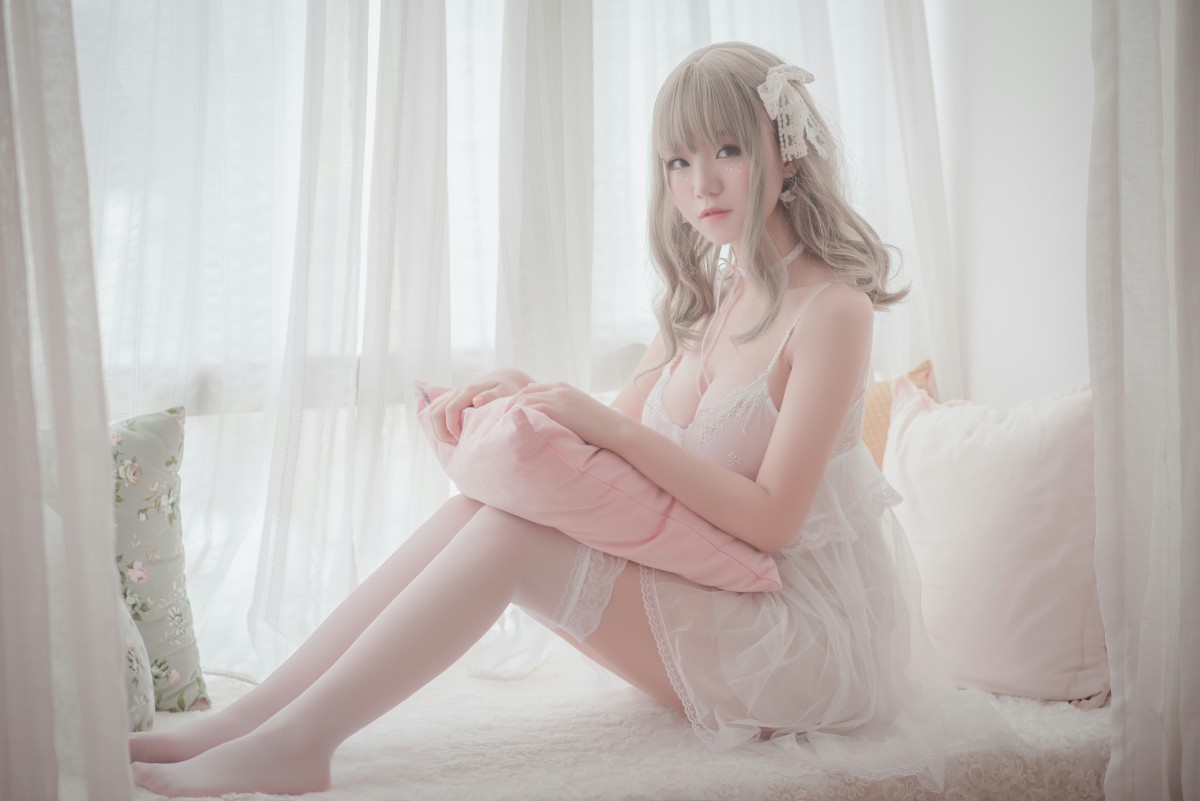 图片[2]-性感人气COSER Yoko宅夏Cos – 白色丝质连衣裙 – COSPLAY-小爱·美女部落