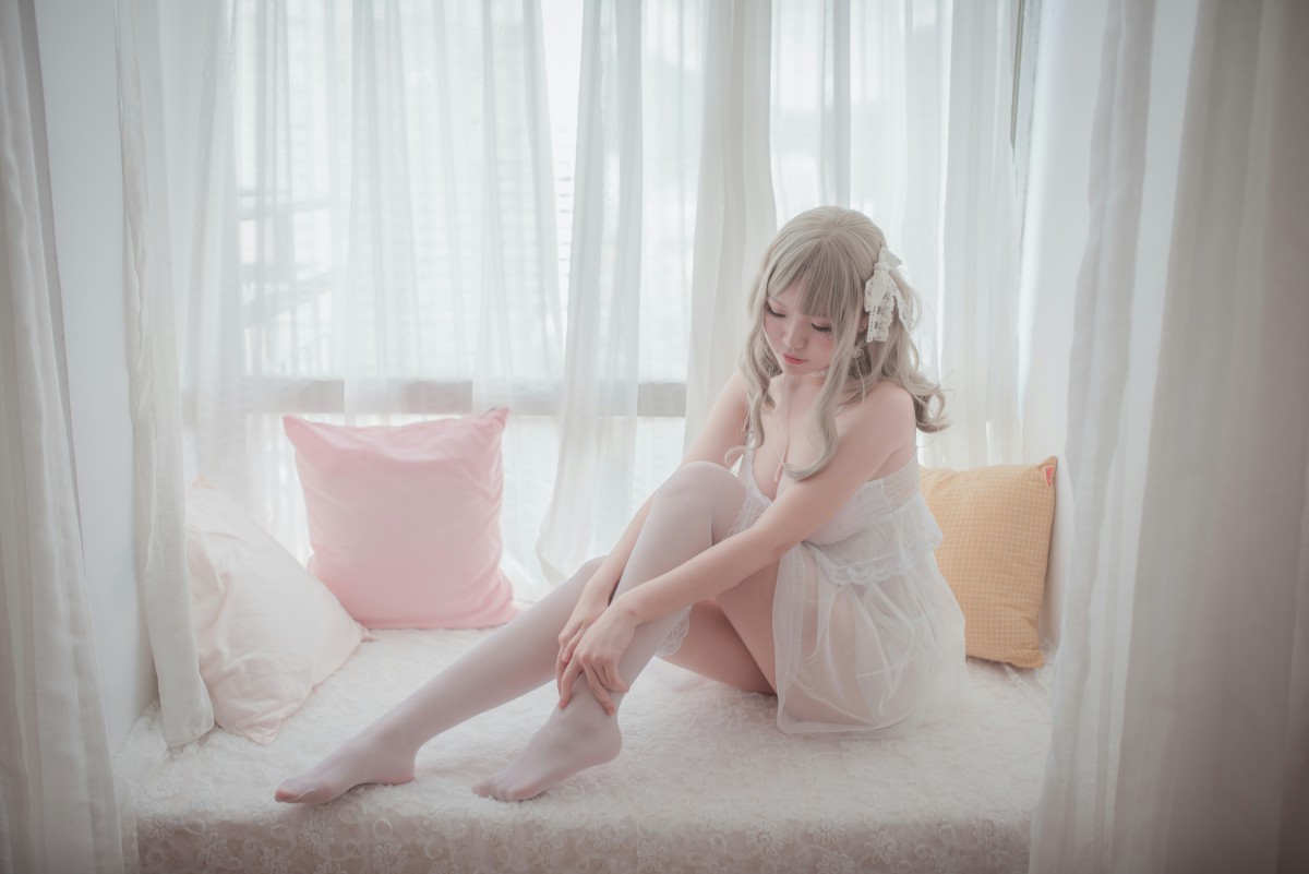 图片[5]-性感人气COSER Yoko宅夏Cos – 白色丝质连衣裙 – COSPLAY-小爱·美女部落