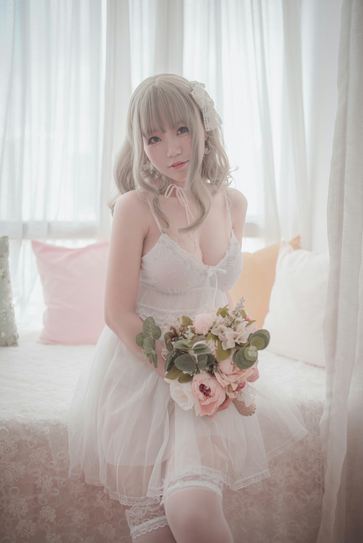 图片[6]-性感人气COSER Yoko宅夏Cos – 白色丝质连衣裙 – COSPLAY-小爱·美女部落