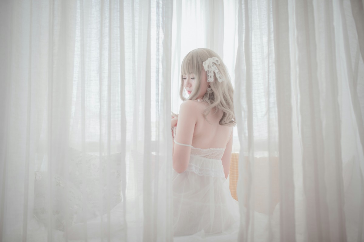 图片[9]-性感人气COSER Yoko宅夏Cos – 白色丝质连衣裙 – COSPLAY-小爱·美女部落