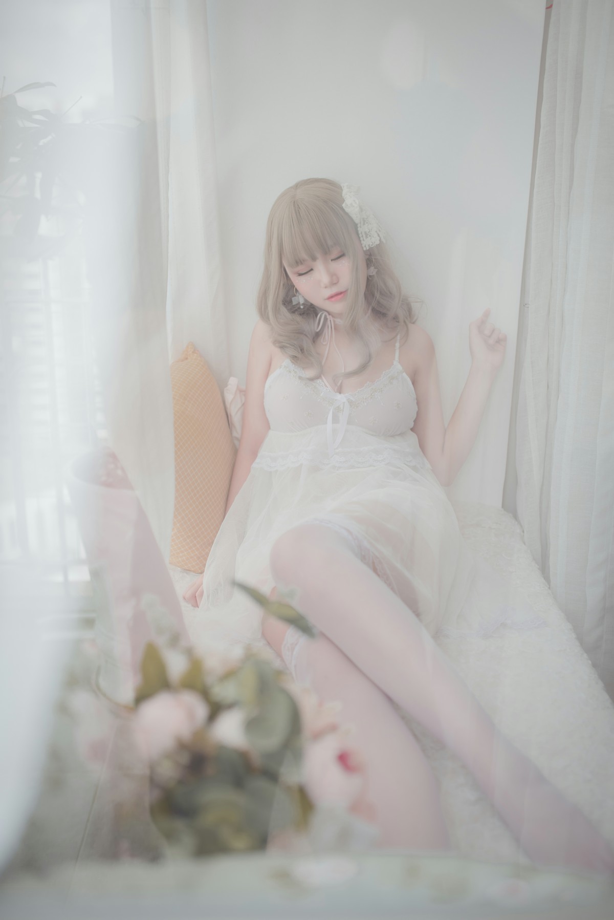图片[8]-性感人气COSER Yoko宅夏Cos – 白色丝质连衣裙 – COSPLAY-小爱·美女部落