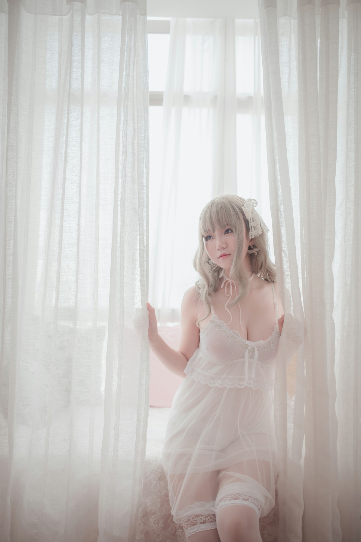 图片[12]-性感人气COSER Yoko宅夏Cos – 白色丝质连衣裙 – COSPLAY-小爱·美女部落