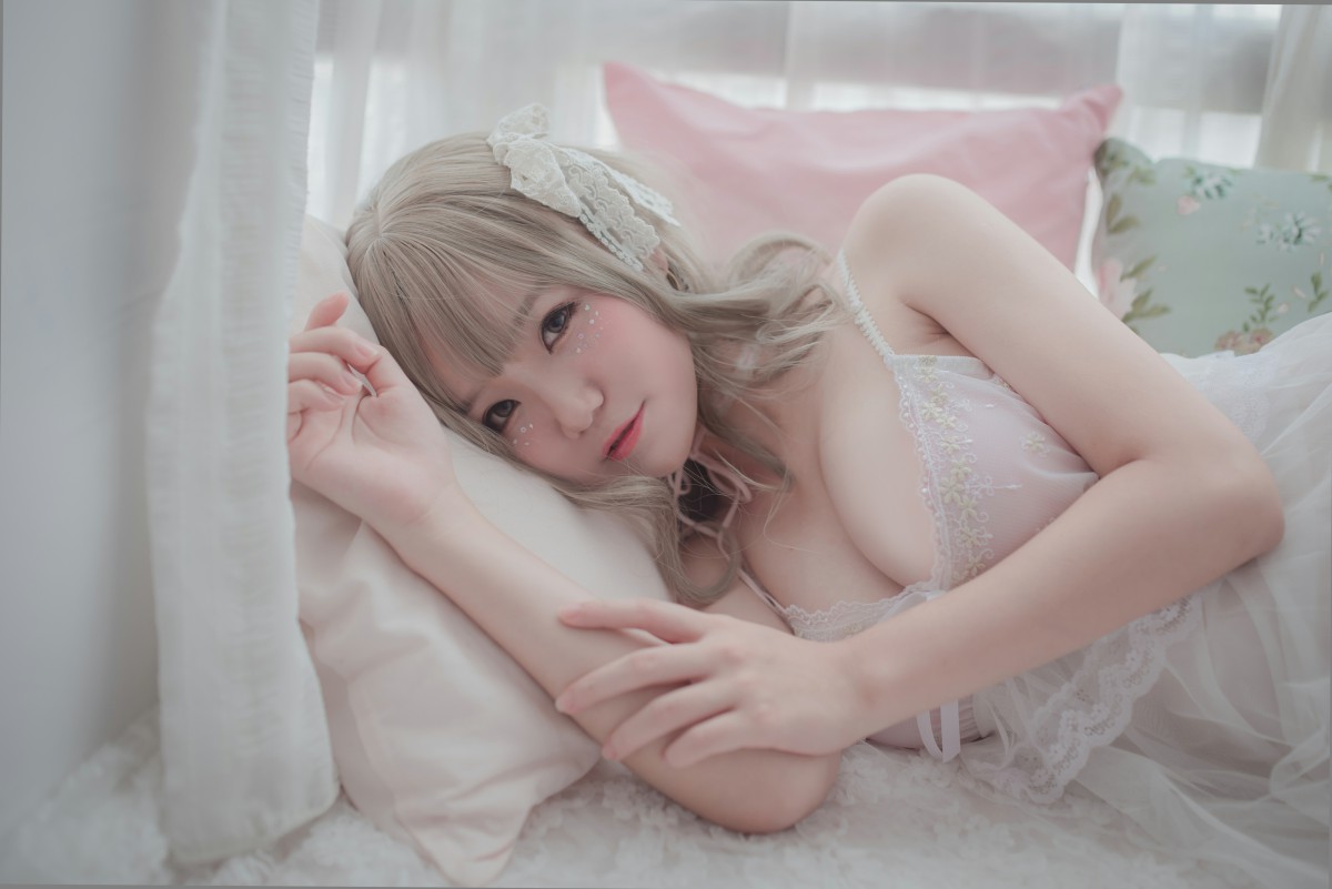 图片[17]-性感人气COSER Yoko宅夏Cos – 白色丝质连衣裙 – COSPLAY-小爱·美女部落