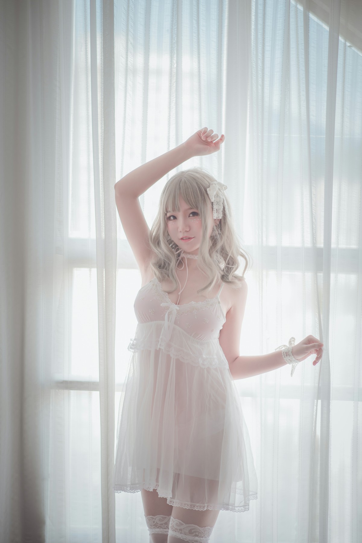 图片[26]-性感人气COSER Yoko宅夏Cos – 白色丝质连衣裙 – COSPLAY-小爱·美女部落