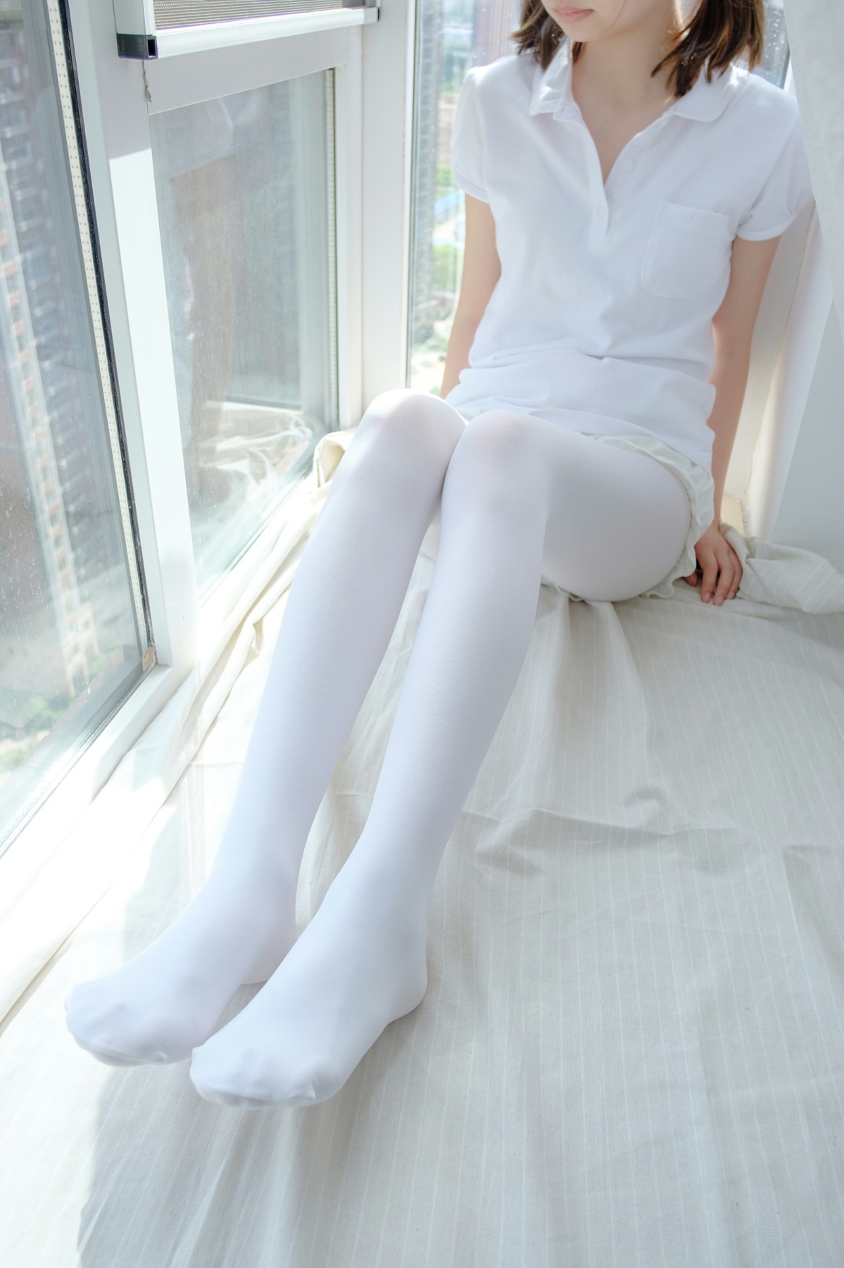 [森萝财团]R15-018窗台上的白丝少女 – COSPLAY-小爱·美女部落