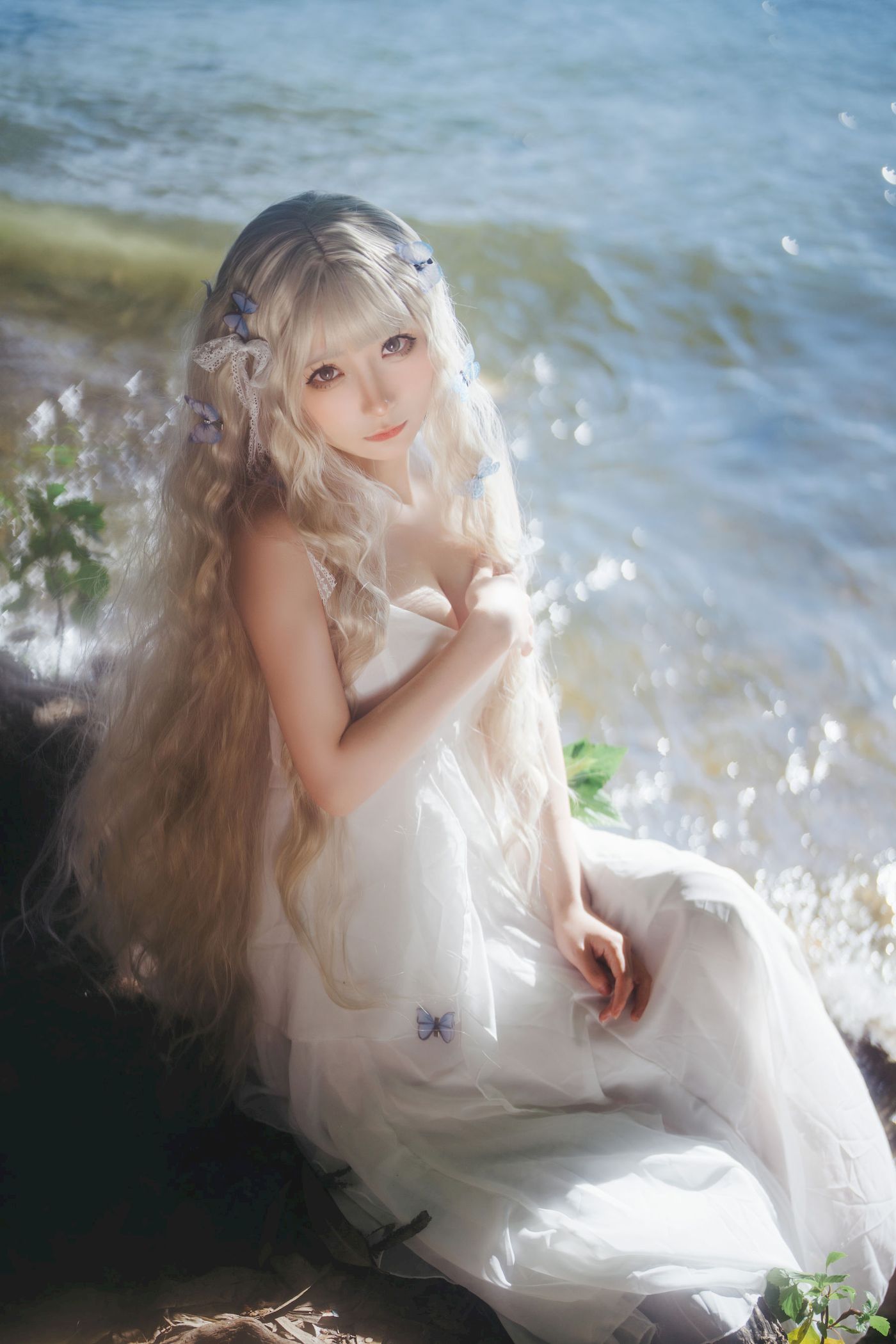 湖边白裙美女是三不是世w恬静温柔勾魂模样写真-御萝部落-小爱·美女部落